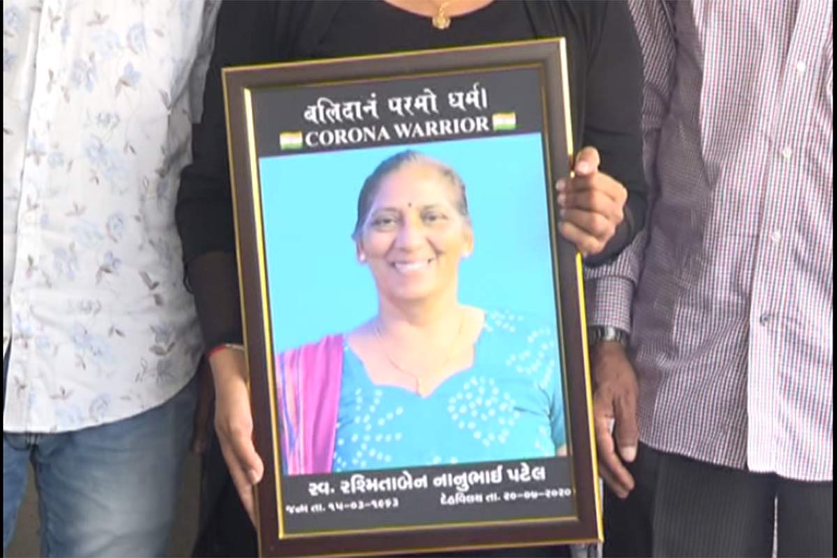 કિર્તેશ પટેલ, સુરત: સુરત નવી સિવિલ હોસ્પિટલ (Surat New Civil Hospital)માં ફરજ બજાવતા મહિલા હેડ નર્સનું કોરોનાની સારવાર દરમિયાન નિધન થયું હતું. જે બાદમાં મૃતકના પરિવારજનોને ભાજપ પ્રદેશ અધ્યક્ષ સી.આર. પાટીલ (Gujarat BJP Chief C R Patil)ના પ્રયાસથી માત્ર 10 દિવસમાં રાજ્ય અને કેન્દ્ર સરકાર તરફથી રૂપિયા 50 લાખનો ચેક અર્પણ કરવામાં આવ્યો છે. આજ રોજ ભાજપ પ્રદેશ અધ્યક્ષ સી.આર. પાટીલના હસ્તે આ ચેક સહાય પેટે આપવામાં આવ્યો હતો. કિર્તેશ પટેલ, સુરત: સુરત નવી સિવિલ હોસ્પિટલ (Surat New Civil Hospital)માં ફરજ બજાવતા મહિલા હેડ નર્સનું કોરોનાની સારવાર દરમિયાન નિધન થયું હતું. જે બાદમાં મૃતકના પરિવારજનોને ભાજપ પ્રદેશ અધ્યક્ષ સી.આર. પાટીલ (Gujarat BJP Chief C R Patil)ના પ્રયાસથી માત્ર 10 દિવસમાં રાજ્ય અને કેન્દ્ર સરકાર તરફથી રૂપિયા 50 લાખનો ચેક અર્પણ કરવામાં આવ્યો છે. આજ રોજ ભાજપ પ્રદેશ અધ્યક્ષ સી.આર. પાટીલના હસ્તે આ ચેક સહાય પેટે આપવામાં આવ્યો હતો.