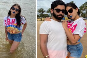 VIRAL PHOTOS: મિત્ર સાથે બ્લૂ લિપસ્ટિક લગાવી બિચ પર ફરતી જોવા મળી સારા