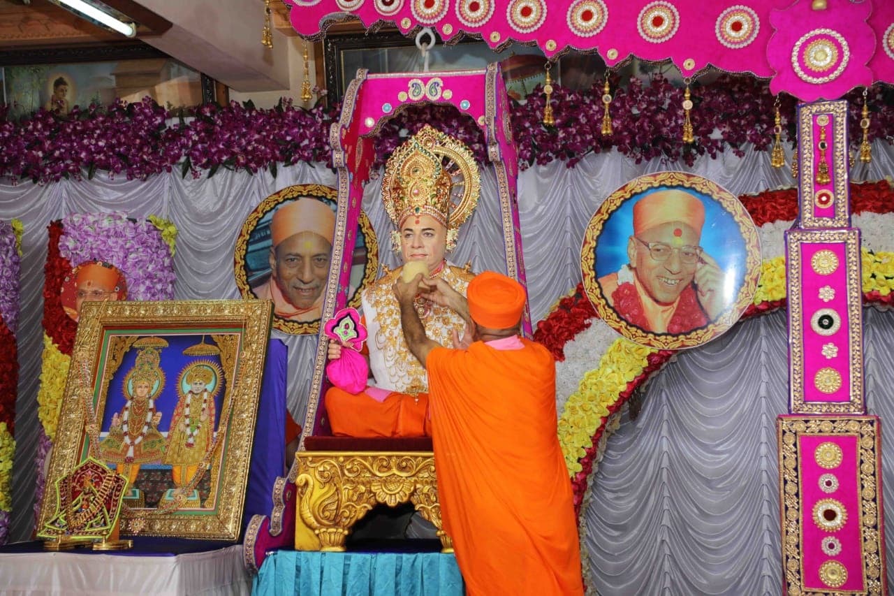ભારત વર્ષની વિશ્વની મોટી દેણગી છે વિરક્ત સંત પરંપરા. આ સંત પરંપરા જનસમાજ પાસેથી લે છે તે કરતાં અનેક ગણું આપે છે. માનવ જીવનના ઘડવૈયા છે સંતો. ગરવા ગુજરાત ઉપર ગૌરવનો કનક કળશ ચઢાવનાર સર્વાવતારી શ્રી સ્વામિનારાયણ ભગવાન અને પ્રાતઃસ્મરણીય જીવનપ્રાણ અબજીબાપાશ્રીના સર્વોપરી સિદ્ધાંતોનો વિશ્વભરમાં પ્રચાર-પ્રસાર કરનાર સનાતન ધર્મસમ્રાટ શ્રી મુક્તજીવન સ્વામીબાપા દુનિયાના સમગ્ર સંત સમાજમાં મૂઠી ઊંચેરા મહાન સંત હતા. તેઓશ્રી તેમની પેઢીના જ નહીં પણ આ યુગ માટેના યુગ દ્રષ્ટા હતા. એટલે તો સૌ કોઈને વિશ્વધર્મચૂડામણિ સ્વામીબાપાની દિવ્ય અલૌકિક મૂર્તિનું અપાર આકર્ષણ હતું. સ્વામીબાપાનાં દર્શનમાં અનેક સદ્ગુણોના દર્શન થાય છે. ધર્માનુસરણને વરેલા ભારતીયો માત્ર શાળામાં ન રહેતા સંસ્કૃતિથી વિદેશોમાં અર્થોપાર્જન માટે સ્થાયી થયા છે. ભારત વર્ષની વિશ્વની મોટી દેણગી છે વિરક્ત સંત પરંપરા. આ સંત પરંપરા જનસમાજ પાસેથી લે છે તે કરતાં અનેક ગણું આપે છે. માનવ જીવનના ઘડવૈયા છે સંતો. ગરવા ગુજરાત ઉપર ગૌરવનો કનક કળશ ચઢાવનાર સર્વાવતારી શ્રી સ્વામિનારાયણ ભગવાન અને પ્રાતઃસ્મરણીય જીવનપ્રાણ અબજીબાપાશ્રીના સર્વોપરી સિદ્ધાંતોનો વિશ્વભરમાં પ્રચાર-પ્રસાર કરનાર સનાતન ધર્મસમ્રાટ શ્રી મુક્તજીવન સ્વામીબાપા દુનિયાના સમગ્ર સંત સમાજમાં મૂઠી ઊંચેરા મહાન સંત હતા. તેઓશ્રી તેમની પેઢીના જ નહીં પણ આ યુગ માટેના યુગ દ્રષ્ટા હતા. એટલે તો સૌ કોઈને વિશ્વધર્મચૂડામણિ સ્વામીબાપાની દિવ્ય અલૌકિક મૂર્તિનું અપાર આકર્ષણ હતું. સ્વામીબાપાનાં દર્શનમાં અનેક સદ્ગુણોના દર્શન થાય છે. ધર્માનુસરણને વરેલા ભારતીયો માત્ર શાળામાં ન રહેતા સંસ્કૃતિથી વિદેશોમાં અર્થોપાર્જન માટે સ્થાયી થયા છે.