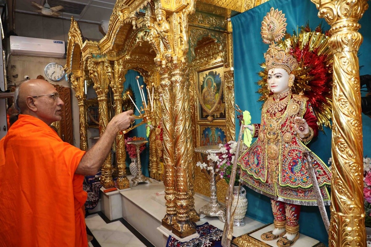 ચીલે ચીલે ગાડી ચલે ચલે ચલે કપૂત;<br />પણ એ ચીલે ના ચલે, ઘોડા, સિંહ સપૂત...<br />એ ન્યાયે શ્રી સ્વામિનારાયણ ભગવાન અને જીવનપ્રાણ અબજીબાપાશ્રીના સાચા વારસદાર ધર્મમાર્તંડ સ્વામીબાપાએ, સમુદ્ર ઓળંગીને વિદેશયાત્રા ન કરાય એ સાંપ્રદાયિક પુરાણી રૂઢીને હિંમતપૂર્વક પડકારીને ૭૨ વર્ષ પહેલાં આફ્રિકા જેવા અનાર્ય ખંડને અને પાવનકારી પાદાર્પણે પુનિત બનાવ્યો.<br />તેમજ યુનાઈટેડ કિંગડમ અને યુનાઇટેડ સ્ટેટ્સ ઓફ અમેરિકામાં પણ સૌ પ્રથમ ૧૯૭૦ માં પધાર્યા. ચીલે ચીલે ગાડી ચલે ચલે ચલે કપૂત;<br />પણ એ ચીલે ના ચલે, ઘોડા, સિંહ સપૂત...<br />એ ન્યાયે શ્રી સ્વામિનારાયણ ભગવાન અને જીવનપ્રાણ અબજીબાપાશ્રીના સાચા વારસદાર ધર્મમાર્તંડ સ્વામીબાપાએ, સમુદ્ર ઓળંગીને વિદેશયાત્રા ન કરાય એ સાંપ્રદાયિક પુરાણી રૂઢીને હિંમતપૂર્વક પડકારીને ૭૨ વર્ષ પહેલાં આફ્રિકા જેવા અનાર્ય ખંડને અને પાવનકારી પાદાર્પણે પુનિત બનાવ્યો.<br />તેમજ યુનાઈટેડ કિંગડમ અને યુનાઇટેડ સ્ટેટ્સ ઓફ અમેરિકામાં પણ સૌ પ્રથમ ૧૯૭૦ માં પધાર્યા.