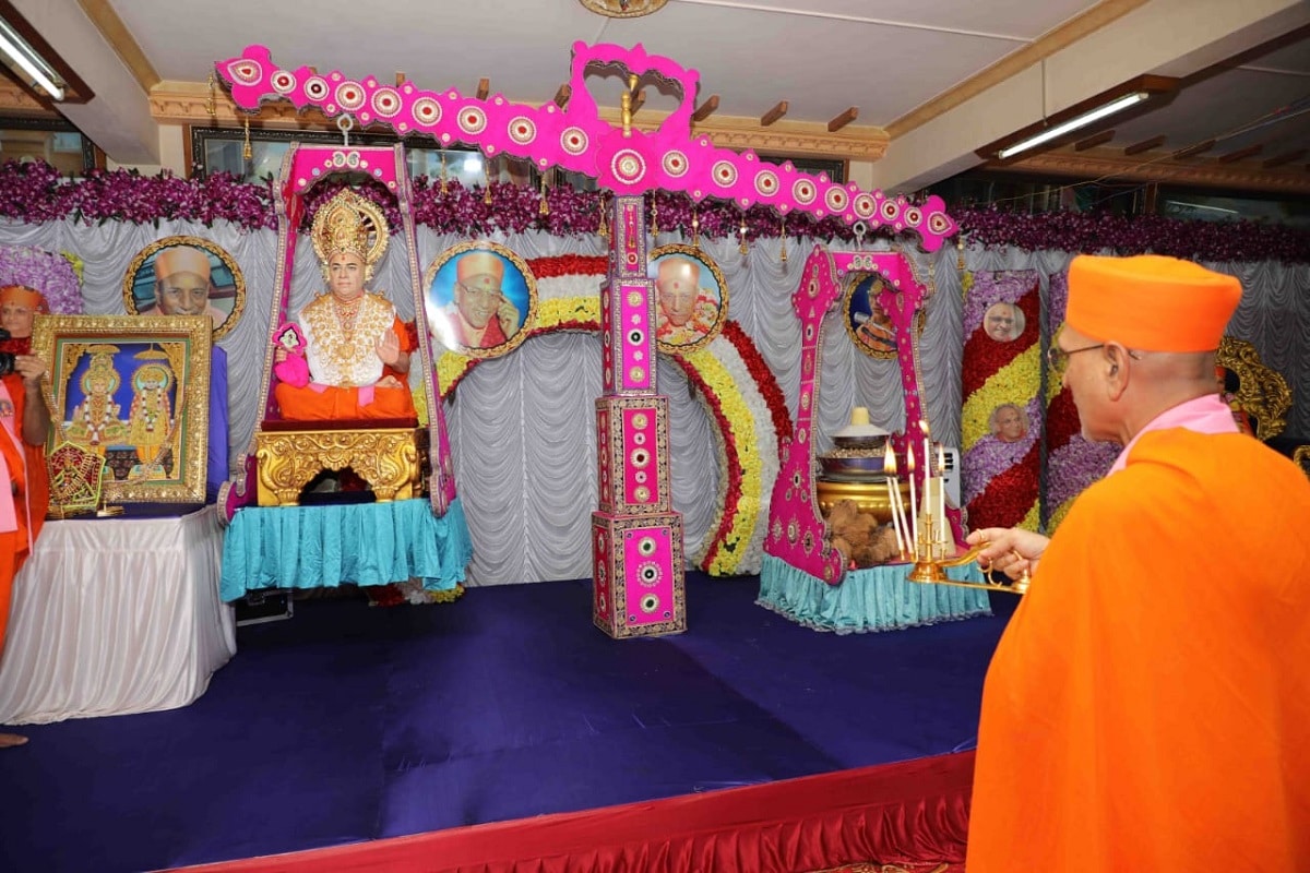 ગુરુદેવ શ્રી મુક્તજીવન સ્વામીબાપાને આજના પાવન દિવસે સુવર્ણ મુગટ, પુષ્પની ચાદર, સુવર્ણના અલંકારો વગેરે ધારણ કરાવી અને કૃતકૃત્યતા અનુભવી હતી. શ્રીજીબાપા સ્વામીબાપાનું પૂજન પરમ પૂજ્ય આચાર્ય સ્વામીજી મહારાજે કર્યું હતું અને ગુરુદેવ મુક્તજીવન સ્વામીબાપાને તુલામાં બિરાજમાન કરી પુષ્પ, સોપારી, ગોળ, શ્રીફળ વગેરે દ્રવ્યોથી તુલા કરવામાં આવી હતી. આ તુલાનાં હજારો હરિભક્તોએ દર્શન ઓનલાઇન કર્યા હતા અને ધન્ય બન્યા હતા. આજે શ્રી મુક્તજીવન સ્વામીબાપાનો ૧૧૩ મો પ્રાગટ્ય ઉત્સવ વિશ્વના તે તે દેશોમાં વસતા મણિનગર શ્રી સ્વામિનારાયણ ગાદી સંસ્થાનના સંતો - હરિભક્તોએ સરકારના નિયમો અનુસાર સોશ્યલ ડિસ્ટન્સના પાલન સહ ઉજવણી કરી હતી. ગુરુદેવ શ્રી મુક્તજીવન સ્વામીબાપાને આજના પાવન દિવસે સુવર્ણ મુગટ, પુષ્પની ચાદર, સુવર્ણના અલંકારો વગેરે ધારણ કરાવી અને કૃતકૃત્યતા અનુભવી હતી. શ્રીજીબાપા સ્વામીબાપાનું પૂજન પરમ પૂજ્ય આચાર્ય સ્વામીજી મહારાજે કર્યું હતું અને ગુરુદેવ મુક્તજીવન સ્વામીબાપાને તુલામાં બિરાજમાન કરી પુષ્પ, સોપારી, ગોળ, શ્રીફળ વગેરે દ્રવ્યોથી તુલા કરવામાં આવી હતી. આ તુલાનાં હજારો હરિભક્તોએ દર્શન ઓનલાઇન કર્યા હતા અને ધન્ય બન્યા હતા. આજે શ્રી મુક્તજીવન સ્વામીબાપાનો ૧૧૩ મો પ્રાગટ્ય ઉત્સવ વિશ્વના તે તે દેશોમાં વસતા મણિનગર શ્રી સ્વામિનારાયણ ગાદી સંસ્થાનના સંતો - હરિભક્તોએ સરકારના નિયમો અનુસાર સોશ્યલ ડિસ્ટન્સના પાલન સહ ઉજવણી કરી હતી.