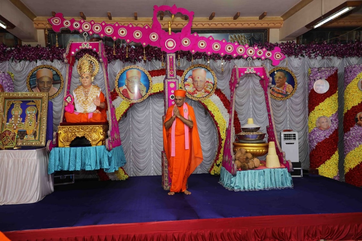 સર્વાવતારી શ્રી સ્વામિનારાયણ ભગવાનના નાદવંશી ગુરુ પરંપરાના ચતુર્થ વારસદાર શ્રી મુક્તજીવન સ્વામીબાપા યુગ દ્રષ્ટા હતા. કેળવણીના ક્રાન્તદ્રષ્ટા તેમજ સમર્થ ધર્માધ્યક્ષ તરીકે જેમનો જોટો જગતમાં જડે તેમ નથી એવા શ્રી મુક્તજીવન સ્વામીબાપાનું પ્રાગટ્ય પુણ્ય સલિલા વેત્રવતી અને શેઢી સરિતાના સંગમ પર વસેલા ખેડા નગરમાં મૂળજીભાઈ પટેલ અને ઈચ્છબાને ત્યાં સંવત ૧૯૬૩ ના ભદ્રંકારી ભાદરવા વદની સોમવતી અમાવસ્યા તારીખ ૭-૧૦-૧૯૦૭ ને સોમવારે બપોરે ૩ કલાક અને ૧૭ મિનિટે થયું હતું. સર્વાવતારી શ્રી સ્વામિનારાયણ ભગવાનના નાદવંશી ગુરુ પરંપરાના ચતુર્થ વારસદાર શ્રી મુક્તજીવન સ્વામીબાપા યુગ દ્રષ્ટા હતા. કેળવણીના ક્રાન્તદ્રષ્ટા તેમજ સમર્થ ધર્માધ્યક્ષ તરીકે જેમનો જોટો જગતમાં જડે તેમ નથી એવા શ્રી મુક્તજીવન સ્વામીબાપાનું પ્રાગટ્ય પુણ્ય સલિલા વેત્રવતી અને શેઢી સરિતાના સંગમ પર વસેલા ખેડા નગરમાં મૂળજીભાઈ પટેલ અને ઈચ્છબાને ત્યાં સંવત ૧૯૬૩ ના ભદ્રંકારી ભાદરવા વદની સોમવતી અમાવસ્યા તારીખ ૭-૧૦-૧૯૦૭ ને સોમવારે બપોરે ૩ કલાક અને ૧૭ મિનિટે થયું હતું.