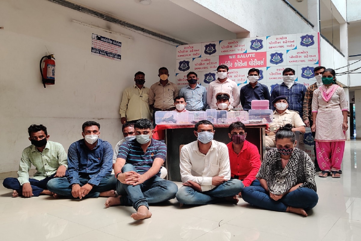 બાતમી આધારે વોચ ગોઠવાઈ ત્યારે એક ગાડી મળી આવી હતી. જેમાં ડ્રાઇવર સીટ પર બેઠેલા ઈસમે પોતે અમરાઈવાડીમાં પીએસઆઈ હોવાની ઓળખ આપતા પોલીસ એ તેની પાસે આઇ કાર્ડ માંગ્યું હતું. જોકે આરોપીએ આઇ કાર્ડ પણ બતાવ્યું હતું. જેમાં પીએસઆઈના કાર્ડમાં બક્કલ નંબર લખેલો હોવાથી આઇ કાર્ડ બનાવટી હોવાનુ જાણવા મળતા પોલીસે તમામ આરોપીઓની ઉલટ પૂછપરછ કરી હતી. જેમાં આરોપીઓનો ભાંડો ફૂટી ગયો. આરોપી કિરીટ અમીન મુખ્ય સૂત્રધાર છે અને ભાવના અમીન નામની મહિલા આરોપી જે હેડ કોન્સ્ટેબલ બની હતી તે તેની પત્ની હોવાનું સામે આવ્યું. જ્યારે જાવેદ હુસેન, જગમોહન શાસ્ત્રી, અને વસીમ અલી સૈયદ આ ત્રણેય આરોપીઓ સસ્તું સોનું આપવાની લાલચ આપીને ગ્રાહકને પૈસા લઈને બોલાવતા હતા. જ્યારે કોઈ વ્યક્તિ પૈસા લઈ આવે ત્યારે કિરીટ, તેની પત્ની, પંકજ સિંહ રાઠોડ અને અન્ય કેટલાક લોકો બનાવ સ્થળ પર રેડ કરી સોનું ખરીદવા આવેલ વ્યક્તિ ને પોલીસની ઓળખ આપી ખોટા કેસમાં ફસાવી દેવાની ધમકી આપીને લૂંટી લેતા હતા. બાતમી આધારે વોચ ગોઠવાઈ ત્યારે એક ગાડી મળી આવી હતી. જેમાં ડ્રાઇવર સીટ પર બેઠેલા ઈસમે પોતે અમરાઈવાડીમાં પીએસઆઈ હોવાની ઓળખ આપતા પોલીસ એ તેની પાસે આઇ કાર્ડ માંગ્યું હતું. જોકે આરોપીએ આઇ કાર્ડ પણ બતાવ્યું હતું. જેમાં પીએસઆઈના કાર્ડમાં બક્કલ નંબર લખેલો હોવાથી આઇ કાર્ડ બનાવટી હોવાનુ જાણવા મળતા પોલીસે તમામ આરોપીઓની ઉલટ પૂછપરછ કરી હતી. જેમાં આરોપીઓનો ભાંડો ફૂટી ગયો. આરોપી કિરીટ અમીન મુખ્ય સૂત્રધાર છે અને ભાવના અમીન નામની મહિલા આરોપી જે હેડ કોન્સ્ટેબલ બની હતી તે તેની પત્ની હોવાનું સામે આવ્યું. જ્યારે જાવેદ હુસેન, જગમોહન શાસ્ત્રી, અને વસીમ અલી સૈયદ આ ત્રણેય આરોપીઓ સસ્તું સોનું આપવાની લાલચ આપીને ગ્રાહકને પૈસા લઈને બોલાવતા હતા. જ્યારે કોઈ વ્યક્તિ પૈસા લઈ આવે ત્યારે કિરીટ, તેની પત્ની, પંકજ સિંહ રાઠોડ અને અન્ય કેટલાક લોકો બનાવ સ્થળ પર રેડ કરી સોનું ખરીદવા આવેલ વ્યક્તિ ને પોલીસની ઓળખ આપી ખોટા કેસમાં ફસાવી દેવાની ધમકી આપીને લૂંટી લેતા હતા.
