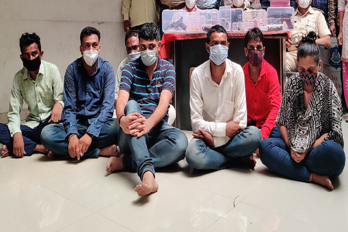  હર્મેશ સુખડીયા, અમદાવાદ: અમદાવાદના રામોલ વિસ્તારમાં સ્પેશ્યલ 26 ફિલ્મની કહાનીની જેમ ધાડ પાડવા જનાર ટીમના સાત સભ્યોને અસલી પોલીસેની ટીમે ઝડપી પાડી તે કેસમાં નવા ખુલાસા થયા છે. જેમાં મુખ્ય સૂત્રધાર આરોપી કિરીટ અમીન મામલતદાર કચેરીમાં નોકરી કરતો હતો. જોકે તે નોકરી ગુમાવતા જ તે નકલી સરકારી નોકર બન્યો હતો. તે તો નકલી પોલીસ બન્યો સાથે પત્નીને પણ નકલી પોલીસ બનાવી હતી. અને બાદમાં પોતાની ગેંગ બનાવી હતી. આ તમામ ગેંગના સભ્યો નકલી પોલીસના ડ્રેસમાં ત્રણ ટિમ બનાવી ધાડ પાડવા ગયા હતા. એક ટિમ એજન્ટ તરીકે કામ કરી લોકોની ટ્રેપ ગોઠવે અને લીલીઝંડી આપે, બીજી ટિમ નકલી સોનાની કે લૂંટના મુદ્દામાલની ડિલ કરે, અને ત્રીજી ટિમ પોલીસ બની રેડ પાડે તેવું આયોજન આ આ ગેંગનું હતું. જોકે અસલી પોલીસે આ સાત લોકોને પકડી રાજ્યભરના 35 ગુનાના ભેદ ઉકેલ્યા છે.