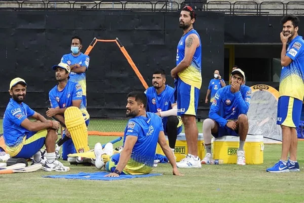 નવી દિલ્હી : આઈપીએલ-2020 (IPL 2020)ની તૈયારીઓ માટે અત્યાર સુધી પ્રેક્ટિસ કરવા ના ઉતરી શકેલી ચેન્નઈ સુપરકિંગ્સની (Chennai Super Kings)ટીમનો ફરી કોરોના ટેસ્ટ થયો છે. ચેન્નઈ સુપકિંગ્સના બધા ખેલાડી, સપોર્ટ સ્ટાફના સભ્યોનો કોરોના રિપોર્ટ નેગેટિવ આવ્યો છે. તમને જણાવી દઈએ કે ટીમના 13 સભ્યો કોરોનો પોઝિટિવ આવ્યા હતા. જેના કારણે ટીમનો ક્વૉરન્ટાઇન પીરિયડ વધારી દેવામાં આવ્યો હતો. જોકે હવે થયેલા નવા કોરોના ટેસ્ટમાં બધા પોઝિટિવ સભ્યો નેગેટિવ આવ્યા છે. તેનો મતલબ એ છે કે દીપક ચાહર અને ઋતુરાજ ગાયકવાડ પણ કોરોનામાંથી સ્વસ્થ થઈ ગયા છે. નવી દિલ્હી : આઈપીએલ-2020 (IPL 2020)ની તૈયારીઓ માટે અત્યાર સુધી પ્રેક્ટિસ કરવા ના ઉતરી શકેલી ચેન્નઈ સુપરકિંગ્સની (Chennai Super Kings)ટીમનો ફરી કોરોના ટેસ્ટ થયો છે. ચેન્નઈ સુપકિંગ્સના બધા ખેલાડી, સપોર્ટ સ્ટાફના સભ્યોનો કોરોના રિપોર્ટ નેગેટિવ આવ્યો છે. તમને જણાવી દઈએ કે ટીમના 13 સભ્યો કોરોનો પોઝિટિવ આવ્યા હતા. જેના કારણે ટીમનો ક્વૉરન્ટાઇન પીરિયડ વધારી દેવામાં આવ્યો હતો. જોકે હવે થયેલા નવા કોરોના ટેસ્ટમાં બધા પોઝિટિવ સભ્યો નેગેટિવ આવ્યા છે. તેનો મતલબ એ છે કે દીપક ચાહર અને ઋતુરાજ ગાયકવાડ પણ કોરોનામાંથી સ્વસ્થ થઈ ગયા છે.