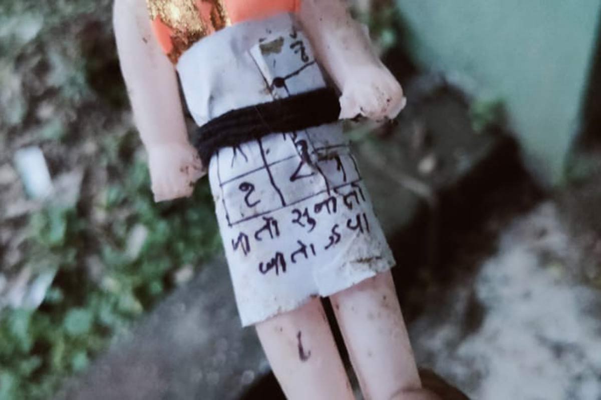 બનાવની વિગત પ્રમાણે શહેરના ઉધના રેલવે કબ્રસ્તાનમાં બે દિવસમાં બે કબર માથાના ભાગેથી ખોદાયેલી હાલતમાં જોવા મળી છે. આથી અહીં કોઈ મેલી વિદ્યા કરતું હોવાની આશંકા પ્રબળ બની છે. એટલું જ નહીં, કબરના ખોદાયેલા ભાગે આંખ વગરની તાવીજ વાળી ઢીંગલી મળી આવતા અનેક પ્રશ્નો ઊભા થયા છે. બ્રિટિશકાળ સમયના આ કબ્રસ્તાનમાં રેલવે કર્મચારીઓની જ દફન વિધિ થતી હોવાનું જાણવા મળ્યું છે. બનાવની વિગત પ્રમાણે શહેરના ઉધના રેલવે કબ્રસ્તાનમાં બે દિવસમાં બે કબર માથાના ભાગેથી ખોદાયેલી હાલતમાં જોવા મળી છે. આથી અહીં કોઈ મેલી વિદ્યા કરતું હોવાની આશંકા પ્રબળ બની છે. એટલું જ નહીં, કબરના ખોદાયેલા ભાગે આંખ વગરની તાવીજ વાળી ઢીંગલી મળી આવતા અનેક પ્રશ્નો ઊભા થયા છે. બ્રિટિશકાળ સમયના આ કબ્રસ્તાનમાં રેલવે કર્મચારીઓની જ દફન વિધિ થતી હોવાનું જાણવા મળ્યું છે.