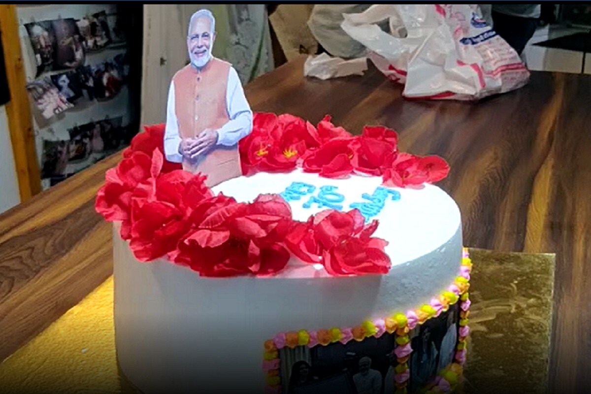 હાલમાં જ તેમને કોરોના કાળ દરમિયાન સુરતના ઉત્રાણ ખાતે એક સોસાયટીમાં કોરોનાનું લોન્ગેસ્ટ પેન્ટિંગ પણ બનાવ્યું હતું. ખુબ જ સરળ વ્યક્તિત્વ ધરાવતા મિતલબેન પોતાનો જન્મદિવસ પણ ખુબ સાદાઈથી ટ્રાઇબલ એરિયામાં ગરીબ બાળકોની વચ્ચે ઉજવે છે. તેઓ હંમેશા લોકસેવા ના કર્યો સાથે જોડાયેલા રહે છે અને કંઈક ને કંઈક નવું કરવા હંમેશા તતપર હોય છે જેથી તેમણે આ વર્ષે વડાપ્રધાન નરેન્દ્રભાઈ મોદીના જન્મદિવસ નિમિત્તે તેમના જ વિસ્તારની નગર પ્રાથમિક શિક્ષણ સમિતિની શાળાના એવા 70 બાળકોને દત્તક લેવાનો નીર્ધાર કર્યો છે કે જે બાળકોને શાળામાં સ્ટેશનરી કે અન્ય વસ્તુ ઓ પોતાના ખર્ચે નથી લાવી શકતા. હાલમાં જ તેમને કોરોના કાળ દરમિયાન સુરતના ઉત્રાણ ખાતે એક સોસાયટીમાં કોરોનાનું લોન્ગેસ્ટ પેન્ટિંગ પણ બનાવ્યું હતું. ખુબ જ સરળ વ્યક્તિત્વ ધરાવતા મિતલબેન પોતાનો જન્મદિવસ પણ ખુબ સાદાઈથી ટ્રાઇબલ એરિયામાં ગરીબ બાળકોની વચ્ચે ઉજવે છે. તેઓ હંમેશા લોકસેવા ના કર્યો સાથે જોડાયેલા રહે છે અને કંઈક ને કંઈક નવું કરવા હંમેશા તતપર હોય છે જેથી તેમણે આ વર્ષે વડાપ્રધાન નરેન્દ્રભાઈ મોદીના જન્મદિવસ નિમિત્તે તેમના જ વિસ્તારની નગર પ્રાથમિક શિક્ષણ સમિતિની શાળાના એવા 70 બાળકોને દત્તક લેવાનો નીર્ધાર કર્યો છે કે જે બાળકોને શાળામાં સ્ટેશનરી કે અન્ય વસ્તુ ઓ પોતાના ખર્ચે નથી લાવી શકતા.