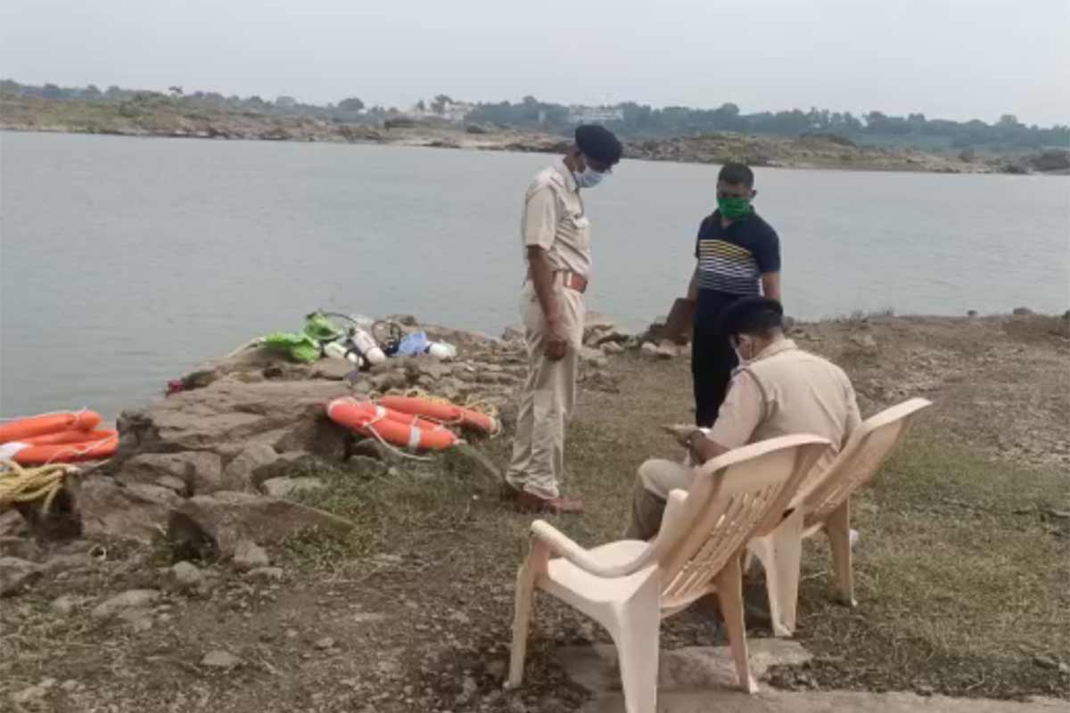 પાટીદાર અગ્રણીનો આપઘાત : સુરત જિલ્લાના ઓલપાડની અલગ અલગ સહકારી સંસ્થાઓમાં સેવા આપનાર પાટીદાર આગેવાન તેમજ ક્વોરી ઉદ્યોગ સાથે જોડાયેલા દુર્લભભાઈએ માંડવી નજીકના ખંજરોલી ગામે આવેલી પોતાની જ ક્વોરીમાં આપઘાત કરી લીધો હતો. તેમની સુસાઇડ નોટ પ્રમાણે રાંદેરના પોલીસ ઇન્સ્પેક્ટર લક્ષ્મણસિંહ બોડાણા સહિત અન્ય પોલીસકર્મીઓ અને અન્ય માથાભારે લોકોએ તેમને કરોડો રૂપિયાની જમીન લખી આપવા માટે ખૂબ ત્રાસ આપ્યો હતો. પાટીદાર અગ્રણીનો આપઘાત : સુરત જિલ્લાના ઓલપાડની અલગ અલગ સહકારી સંસ્થાઓમાં સેવા આપનાર પાટીદાર આગેવાન તેમજ ક્વોરી ઉદ્યોગ સાથે જોડાયેલા દુર્લભભાઈએ માંડવી નજીકના ખંજરોલી ગામે આવેલી પોતાની જ ક્વોરીમાં આપઘાત કરી લીધો હતો. તેમની સુસાઇડ નોટ પ્રમાણે રાંદેરના પોલીસ ઇન્સ્પેક્ટર લક્ષ્મણસિંહ બોડાણા સહિત અન્ય પોલીસકર્મીઓ અને અન્ય માથાભારે લોકોએ તેમને કરોડો રૂપિયાની જમીન લખી આપવા માટે ખૂબ ત્રાસ આપ્યો હતો.