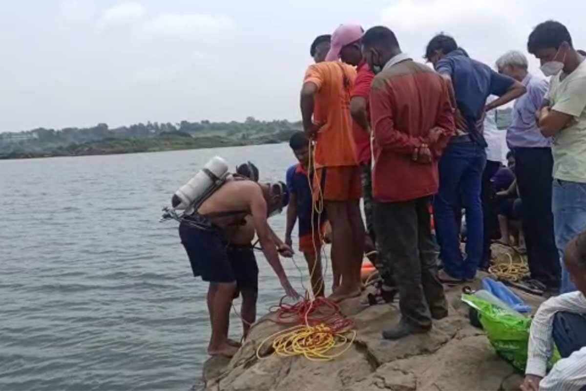 મળતી માહિતી પ્રમાણે દુર્લભભાઈ ગાંડાભાઈ પટેલ સુરતના રાંદેર ખાતે આવેલી સુર્યપૂર સોસાયટીમાં રહેતા હતા. તેઓએ પીસાદ ખાતે બ્લોક નંબર 4 વાળી 10,218 ચોરસ મીટર જમીન તારીખ 17-03-14ના રોજ સ્ટાર ગ્રુપના માલિક કિશોરભાઈ કોસીયાના નામે એક સોદા ચીઠ્ઠી બનાવી હતી. આ જમીન બાબતે જમીન લેનાર વ્યક્તિને ત્યાં ઇન્કમટેક્સની રેડ પડી હતી. આ તમામ કેસ ઉકેલાયા બાદ જાન્યુઆરી, 2020માં રાંદેર પોલીસ સ્ટેશનના PIએ દુર્લભભાઈ તેમજ તેમના દીકરાને પોલીસ સ્ટેશન બોલાવીને દબાણ કરી જમીન બાબતે નોકરી કરી આપવાનું કહ્યું હતું. આ બાબતે રાતોરાત લખાણ કરાવી લીધું હતું. મળતી માહિતી પ્રમાણે દુર્લભભાઈ ગાંડાભાઈ પટેલ સુરતના રાંદેર ખાતે આવેલી સુર્યપૂર સોસાયટીમાં રહેતા હતા. તેઓએ પીસાદ ખાતે બ્લોક નંબર 4 વાળી 10,218 ચોરસ મીટર જમીન તારીખ 17-03-14ના રોજ સ્ટાર ગ્રુપના માલિક કિશોરભાઈ કોસીયાના નામે એક સોદા ચીઠ્ઠી બનાવી હતી. આ જમીન બાબતે જમીન લેનાર વ્યક્તિને ત્યાં ઇન્કમટેક્સની રેડ પડી હતી. આ તમામ કેસ ઉકેલાયા બાદ જાન્યુઆરી, 2020માં રાંદેર પોલીસ સ્ટેશનના PIએ દુર્લભભાઈ તેમજ તેમના દીકરાને પોલીસ સ્ટેશન બોલાવીને દબાણ કરી જમીન બાબતે નોકરી કરી આપવાનું કહ્યું હતું. આ બાબતે રાતોરાત લખાણ કરાવી લીધું હતું.