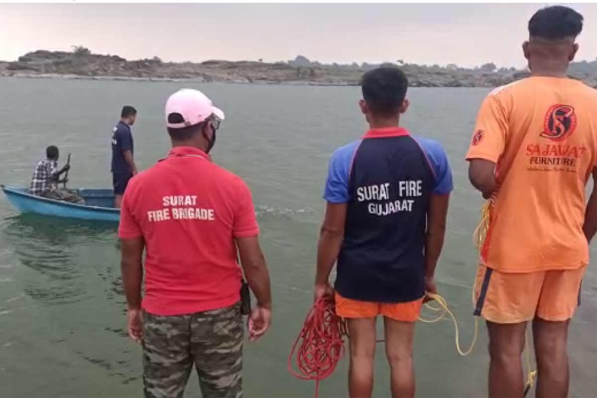 જમીન મામલે લખાણ કરાવ્યા બાદ દુર્લભભાઈએ બાકીના નીકળતા પૈસા માંગ્યા હતા. આરોપીઓ આ પૈસા આપી રહ્યા ન હતા તેમજ તેમની સાથે ખરાબ વર્તન કરતા હતા. આ જ કારણે દુર્લભભાઈ છેલ્લા છ મહિનાથી તણાવમાં જીવી રહ્યા હતા. આખરે તેમણે તમામ લોકોના ત્રાસને કારણે જીવન ટૂંકાવી લીધું હતું. મૃતકના દીકરાએ આપેલી ફરિયાદ પ્રમાણે આ મામલે તેઓ તેમના પિતા સાથે પોલીસ કમિશનરને અરજી આપવા જવાના હતા. જોકે, પિતાએ એ પહેલા જ આપઘાત કરી લીધો હતો. ફરિયાદમાં આક્ષેપ કરાયો છે કે રાંદેરના પીઆઈએ તેમના પિતાને અનેક વખત ધાક-ધમકી આપી હતી. જમીન મામલે લખાણ કરાવ્યા બાદ દુર્લભભાઈએ બાકીના નીકળતા પૈસા માંગ્યા હતા. આરોપીઓ આ પૈસા આપી રહ્યા ન હતા તેમજ તેમની સાથે ખરાબ વર્તન કરતા હતા. આ જ કારણે દુર્લભભાઈ છેલ્લા છ મહિનાથી તણાવમાં જીવી રહ્યા હતા. આખરે તેમણે તમામ લોકોના ત્રાસને કારણે જીવન ટૂંકાવી લીધું હતું. મૃતકના દીકરાએ આપેલી ફરિયાદ પ્રમાણે આ મામલે તેઓ તેમના પિતા સાથે પોલીસ કમિશનરને અરજી આપવા જવાના હતા. જોકે, પિતાએ એ પહેલા જ આપઘાત કરી લીધો હતો. ફરિયાદમાં આક્ષેપ કરાયો છે કે રાંદેરના પીઆઈએ તેમના પિતાને અનેક વખત ધાક-ધમકી આપી હતી.