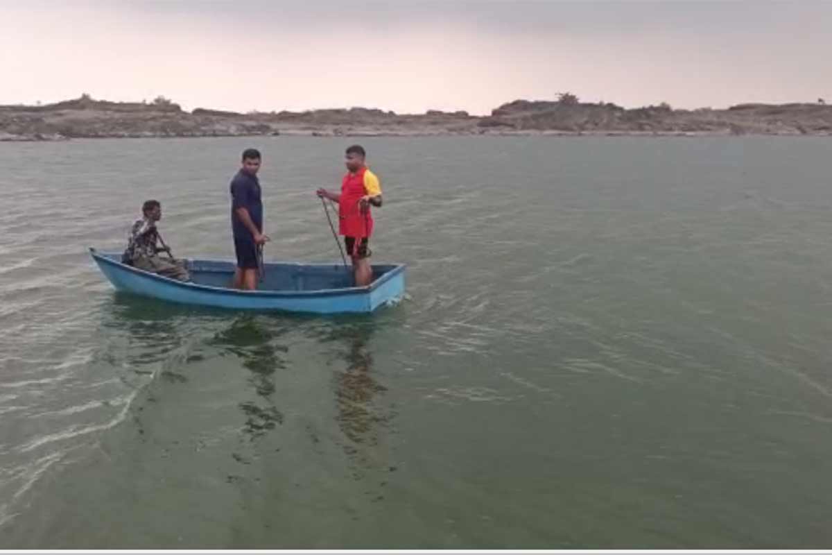 આ લોકો સામે ગુનો નોંધાયા: લક્ષ્મણસિંહ બોડાણા (PI), રાજુભાઈ લાખાભાઈ ભરવાડ (લસકાણા), હેતલ નટવર દેસાઈ (વેસુ), ભાવેશ કરમસિંહ સવાણી (કતારગામ), કનૈયાલાલ નરોલા (કતારગામ), કિશોર ભુરાભાઈ કોશિયા (અઠવા), વિજય શિંદે, મુકેશ કુલકર્ણી, અજય બોપાલા, કિરણસિંહ (રાઈટર), રાંદેર પોલીસનો અન્ય સ્ટાફ આ લોકો સામે ગુનો નોંધાયા: લક્ષ્મણસિંહ બોડાણા (PI), રાજુભાઈ લાખાભાઈ ભરવાડ (લસકાણા), હેતલ નટવર દેસાઈ (વેસુ), ભાવેશ કરમસિંહ સવાણી (કતારગામ), કનૈયાલાલ નરોલા (કતારગામ), કિશોર ભુરાભાઈ કોશિયા (અઠવા), વિજય શિંદે, મુકેશ કુલકર્ણી, અજય બોપાલા, કિરણસિંહ (રાઈટર), રાંદેર પોલીસનો અન્ય સ્ટાફ