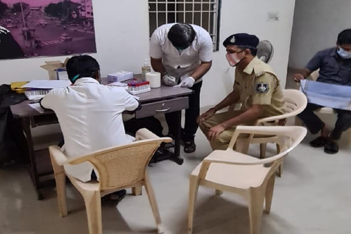 વૈશ્વિક કોરોના મહામારીમાં સમગ્ર દેશ પ્રભવિત થયો છે. એવામાં આ મહામારીમાં પોલીસ કર્મચારીઓ પણ બાકાત રહ્યા નથી. સુરત શહેરમાં પોલીસ બેડામાં 67 જેટલા પોલીસ કર્મચારીઓ કોરોના વાયરસથી પ્રભાવિત થયા હતા. એવામાં હવે પોલીસ કર્મચારીઓ અને અધિકારીઓ આગામી દિવસમાં પ્લાઝમાં ડોનેટ કરીને માનવતા મહેકાવવનું કાર્ય કરશે. આ અંતર્ગત સુરત પોલીસ કમિશનર કચેરીમાં પ્લાઝમાં ડોનેટ સેન્ટર પણ શરુ કરવામાં આવ્યું છે. વૈશ્વિક કોરોના મહામારીમાં સમગ્ર દેશ પ્રભવિત થયો છે. એવામાં આ મહામારીમાં પોલીસ કર્મચારીઓ પણ બાકાત રહ્યા નથી. સુરત શહેરમાં પોલીસ બેડામાં 67 જેટલા પોલીસ કર્મચારીઓ કોરોના વાયરસથી પ્રભાવિત થયા હતા. એવામાં હવે પોલીસ કર્મચારીઓ અને અધિકારીઓ આગામી દિવસમાં પ્લાઝમાં ડોનેટ કરીને માનવતા મહેકાવવનું કાર્ય કરશે. આ અંતર્ગત સુરત પોલીસ કમિશનર કચેરીમાં પ્લાઝમાં ડોનેટ સેન્ટર પણ શરુ કરવામાં આવ્યું છે.