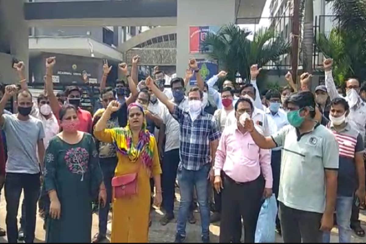 બીજી બાજુ વેસુ વિસ્તારમાં આવેલી અગ્રવાલ વિદ્યાવિહાર શાળામાં પણ આજ રીતે વાલીઓને ફીને લઇને સતત દબાણ કરવામાં અવે છે. અહીંયા પણ વાલીઓએ આવીને વિરોધ નોધાવ્યો છે. અહીંયા પણ ઓનલાઇનના નામે વાલીઓ પાસે ફી માટે સતત દબાણ કરવા સાથે બાળકોને શાળામાંથી કાઢી મૂકવાની વાત કરીને ગભરાવામાં આવે છે. બીજી બાજુ વેસુ વિસ્તારમાં આવેલી અગ્રવાલ વિદ્યાવિહાર શાળામાં પણ આજ રીતે વાલીઓને ફીને લઇને સતત દબાણ કરવામાં અવે છે. અહીંયા પણ વાલીઓએ આવીને વિરોધ નોધાવ્યો છે. અહીંયા પણ ઓનલાઇનના નામે વાલીઓ પાસે ફી માટે સતત દબાણ કરવા સાથે બાળકોને શાળામાંથી કાઢી મૂકવાની વાત કરીને ગભરાવામાં આવે છે.