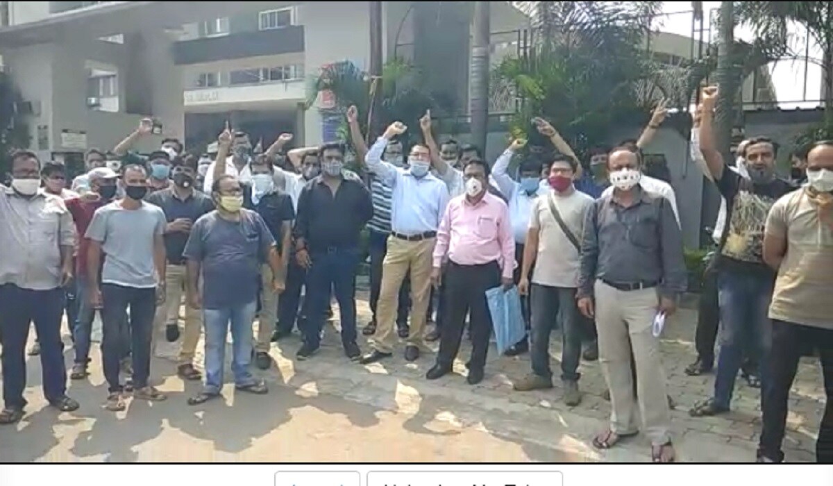 જોકે, કોરોના મહામારી વચ્ચે રૂપિયાની તમામ વાલીઓને તકલીફ હોવાને લઈને ફ્રીમાં રાહત આપવાનું શાળા દ્વારા કહેવામાં આવ્યુ હતું. જોકે ,બાળકોને ઓનલાઇન અભ્યાસ કરવામાં નથી આવતો અને ફી માંગતા વાલીઓ ફી નથી ભરતા. ત્યારે આગામી દિવસમાં જો પૂરેપૂરી ફી નહિ ભરવામાં આવે તો પરીક્ષામાં નહિ બેસવા દેવાની ધમકી આપવામાં આવે છે. જોકે, આ મામલે જિલ્લા શિક્ષણ અધિકારીને ફરિયાદ કરતા તે પણ વાલીઓની વાત સાંભળવાની જગ્યા પર શાળા સંચાલકોની તરફેણમાં વાત કરતા આજે વાલીઓ દ્વારા શાળાની બહાર વિરોધ નોંધવામાં આવ્યો હતો. જોકે, કોરોના મહામારી વચ્ચે રૂપિયાની તમામ વાલીઓને તકલીફ હોવાને લઈને ફ્રીમાં રાહત આપવાનું શાળા દ્વારા કહેવામાં આવ્યુ હતું. જોકે ,બાળકોને ઓનલાઇન અભ્યાસ કરવામાં નથી આવતો અને ફી માંગતા વાલીઓ ફી નથી ભરતા. ત્યારે આગામી દિવસમાં જો પૂરેપૂરી ફી નહિ ભરવામાં આવે તો પરીક્ષામાં નહિ બેસવા દેવાની ધમકી આપવામાં આવે છે. જોકે, આ મામલે જિલ્લા શિક્ષણ અધિકારીને ફરિયાદ કરતા તે પણ વાલીઓની વાત સાંભળવાની જગ્યા પર શાળા સંચાલકોની તરફેણમાં વાત કરતા આજે વાલીઓ દ્વારા શાળાની બહાર વિરોધ નોંધવામાં આવ્યો હતો.