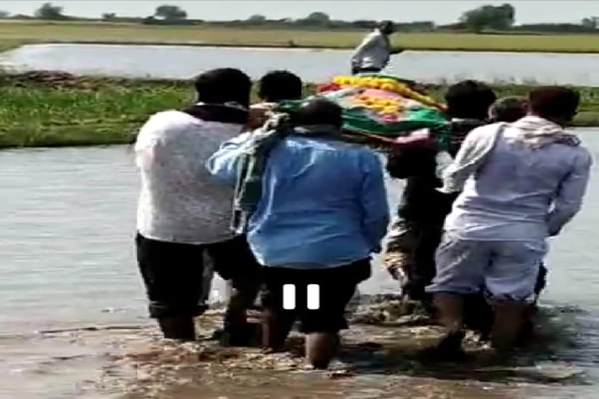 મળતી માહિતી પ્રમાણે સુરેન્દ્રનગર જિલ્લામાં વરસાદ બાદ ખાસ કરીને ગ્રામ્ય વિસ્તારોની હાલત કફોડી બની છે. ભારે વરસાદ પડવાના કારણે પાણી ભરાય છે અને રસ્તાઓ કાચા હોવાથી કાદવ કીચડ થઈ જાય છે. આવી સ્થિતિ લીમડીના દેવપુરા ગામનો એક વીડિયો વાયરલ થયો છે. મળતી માહિતી પ્રમાણે સુરેન્દ્રનગર જિલ્લામાં વરસાદ બાદ ખાસ કરીને ગ્રામ્ય વિસ્તારોની હાલત કફોડી બની છે. ભારે વરસાદ પડવાના કારણે પાણી ભરાય છે અને રસ્તાઓ કાચા હોવાથી કાદવ કીચડ થઈ જાય છે. આવી સ્થિતિ લીમડીના દેવપુરા ગામનો એક વીડિયો વાયરલ થયો છે.