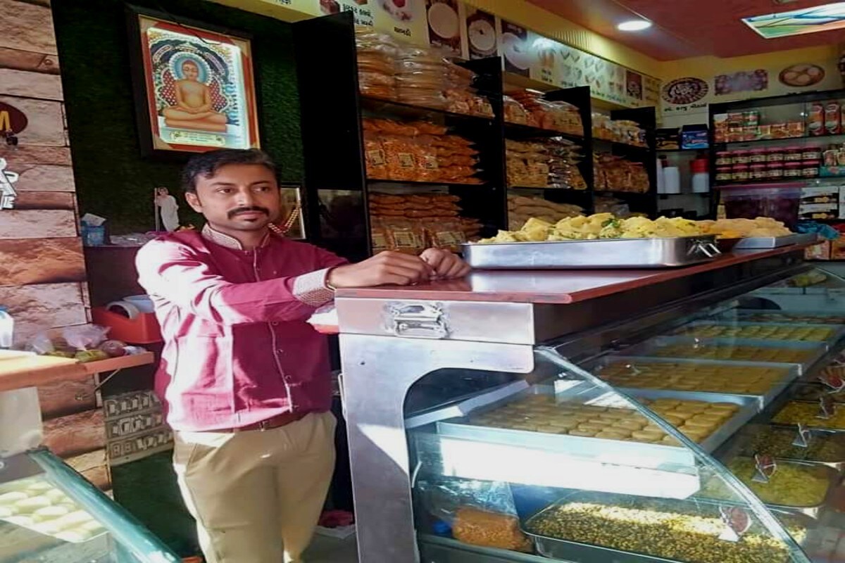 રાજુદાન ગઢવી, સુરેન્દ્રનગર : સુરેન્દ્રનગરમાં (Surendranagar) આર્થિક સંકડામણ (Recession) અને મંદીએ વધુ એક વેપારીનો ભોગ લઈ લીધો હોય તેવું જણાઈ રહ્યું છે. હજુ તો થોડા દિવસો પહેલાં જ એક જૈન વેપારીએ પડતું મૂકીને આપઘાત કર્યો હતો ત્યારે સુરેન્દ્રનગરના વધુ એક જૈન વૈપારીએ ફાંસો (Businessman commits suicide) ખાઈની જિંદગી ટૂંકાવી લેતા ચકચાર મચી ગઈ છે. સ્વીટમાર્ટની શોપ ધરાવતા વેપારીના આપઘાતનું કારણ જાણવા મળ્યું નથી પરંતુ આર્થિક સંકડામણના કારણે પગલું ભર્યુ હોવાની પ્રબળ શક્યતા છે. રાજુદાન ગઢવી, સુરેન્દ્રનગર : સુરેન્દ્રનગરમાં (Surendranagar) આર્થિક સંકડામણ (Recession) અને મંદીએ વધુ એક વેપારીનો ભોગ લઈ લીધો હોય તેવું જણાઈ રહ્યું છે. હજુ તો થોડા દિવસો પહેલાં જ એક જૈન વેપારીએ પડતું મૂકીને આપઘાત કર્યો હતો ત્યારે સુરેન્દ્રનગરના વધુ એક જૈન વૈપારીએ ફાંસો (Businessman commits suicide) ખાઈની જિંદગી ટૂંકાવી લેતા ચકચાર મચી ગઈ છે. સ્વીટમાર્ટની શોપ ધરાવતા વેપારીના આપઘાતનું કારણ જાણવા મળ્યું નથી પરંતુ આર્થિક સંકડામણના કારણે પગલું ભર્યુ હોવાની પ્રબળ શક્યતા છે.