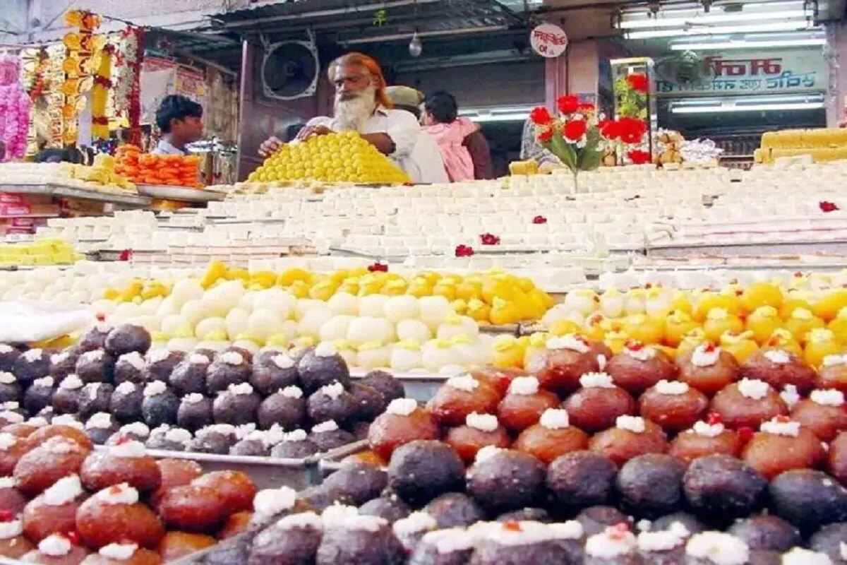 નવી દિલ્હી : સરકાર સ્થાનીક દુકાનો એટલે કે, તમારા પાડોશની મીઠાઈની દુકાન પર મળતી ખાવા-પીવાની વસ્તુઓની ક્વોલીટીમાં સુધાર લાવવા માટે સરકારે નવા નિયમો લાગુ કરવાનો નિર્ણય લીધો છો. 1 ઓક્ટોબર 2020 બાદથી સ્થાનીક મીઠાઈની દુકાનોએ પણ પતરાના થાળમાં અથવા ડબ્બામાં વેચાણ કરવા માટે રાખેલી મીઠાઈઓ માટે નિર્માણ તારીખ તથા ઉપયોગ કરી શકવાનો સમય-તારીખ જેવી જાણકારી પ્રદ્રશીત કરવી પડશે. હાલના સમયમાં બંધ ડબ્બામાં રહેલી મીઠાઈઓ પર તેનો ઉલ્લેખ કરવાનું ફરજિયાત છે. એફએસએસએઆઈ એટલે કે, ભારતીય ખાદ્ય સુરક્ષા અને માનક પ્રધિકરણ (FSSAI-Food Safety and Standards Authority of India)એ નવા નિયમ જાહેર કર્યા છે. નવી દિલ્હી : સરકાર સ્થાનીક દુકાનો એટલે કે, તમારા પાડોશની મીઠાઈની દુકાન પર મળતી ખાવા-પીવાની વસ્તુઓની ક્વોલીટીમાં સુધાર લાવવા માટે સરકારે નવા નિયમો લાગુ કરવાનો નિર્ણય લીધો છો. 1 ઓક્ટોબર 2020 બાદથી સ્થાનીક મીઠાઈની દુકાનોએ પણ પતરાના થાળમાં અથવા ડબ્બામાં વેચાણ કરવા માટે રાખેલી મીઠાઈઓ માટે નિર્માણ તારીખ તથા ઉપયોગ કરી શકવાનો સમય-તારીખ જેવી જાણકારી પ્રદ્રશીત કરવી પડશે. હાલના સમયમાં બંધ ડબ્બામાં રહેલી મીઠાઈઓ પર તેનો ઉલ્લેખ કરવાનું ફરજિયાત છે. એફએસએસએઆઈ એટલે કે, ભારતીય ખાદ્ય સુરક્ષા અને માનક પ્રધિકરણ (FSSAI-Food Safety and Standards Authority of India)એ નવા નિયમ જાહેર કર્યા છે.