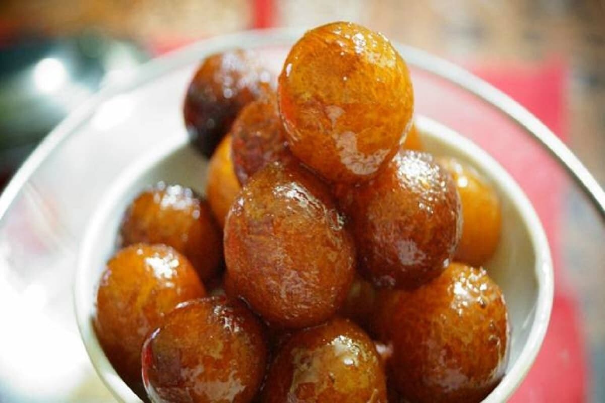 કેમ સરકારે ભર્યું આ પગલું - એપએસએસએઆઈ એટલે કે, ભારતીય ખાદ્ય સુરક્ષા અને માનક પ્રાધિકરણ (FSSAI-Food Safety and Standards Authority of India)એ સામાન્ય લોકોના સ્વાસ્થ્યને ખતરાને જોતા આ પગલું ભર્યું છે. ગ્રાહકોને વાસી ખાવા-પીવાની વસ્તુ પણ વેપારીઓ વેચતા હોય છે. જેથી આ નિર્દેશ જાહેર કરવામાં આવ્યો છે. કેમ સરકારે ભર્યું આ પગલું - એપએસએસએઆઈ એટલે કે, ભારતીય ખાદ્ય સુરક્ષા અને માનક પ્રાધિકરણ (FSSAI-Food Safety and Standards Authority of India)એ સામાન્ય લોકોના સ્વાસ્થ્યને ખતરાને જોતા આ પગલું ભર્યું છે. ગ્રાહકોને વાસી ખાવા-પીવાની વસ્તુ પણ વેપારીઓ વેચતા હોય છે. જેથી આ નિર્દેશ જાહેર કરવામાં આવ્યો છે.