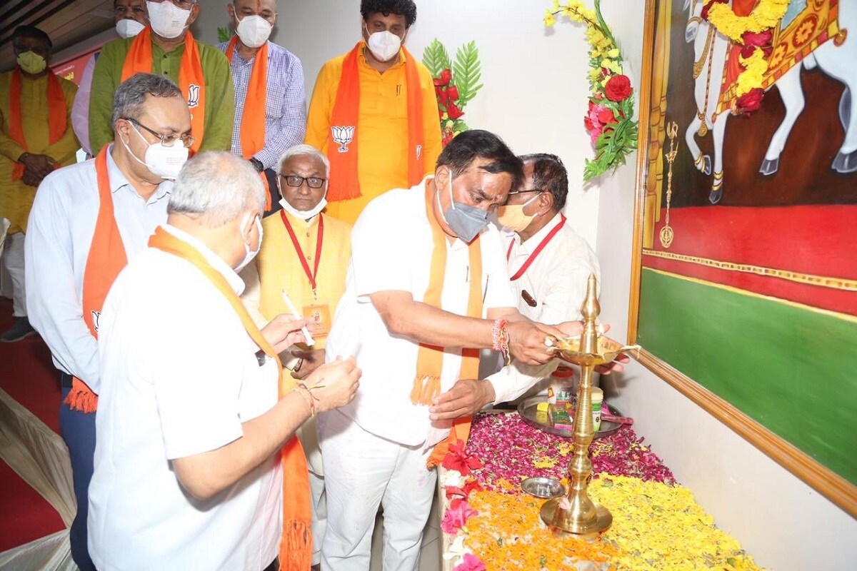 દરમિયાન પાટીલના કાર્યક્રમમાં અગમ્ય કારણોસર તમામ સ્વાગત કાર્યક્રમ રદ કરવામાં આવ્યા છે. ચર્ચા મુજબ કાર્યકર્તા સંમેલન સ્થળ પર સમય પર નહીં પહોંચી વળતા નિર્ણય લેવાયો હોવાનું જાણવા મળી રહ્યું છે. ગઈકાલે વધારે સ્વાગત કાર્યક્રમ હોવાથી સંમેલન સ્થળ પર સમયસર પહોંચી શક્યા નહોતા. સીઆર પાટીલનો આજે આજે ગાંધીનગર,સાબરકાંઠા અરવલ્લી જિલ્લાનો પ્રવાસ નિર્ધારિત છે. દરમિયાન પાટીલના કાર્યક્રમમાં અગમ્ય કારણોસર તમામ સ્વાગત કાર્યક્રમ રદ કરવામાં આવ્યા છે. ચર્ચા મુજબ કાર્યકર્તા સંમેલન સ્થળ પર સમય પર નહીં પહોંચી વળતા નિર્ણય લેવાયો હોવાનું જાણવા મળી રહ્યું છે. ગઈકાલે વધારે સ્વાગત કાર્યક્રમ હોવાથી સંમેલન સ્થળ પર સમયસર પહોંચી શક્યા નહોતા. સીઆર પાટીલનો આજે આજે ગાંધીનગર,સાબરકાંઠા અરવલ્લી જિલ્લાનો પ્રવાસ નિર્ધારિત છે.
