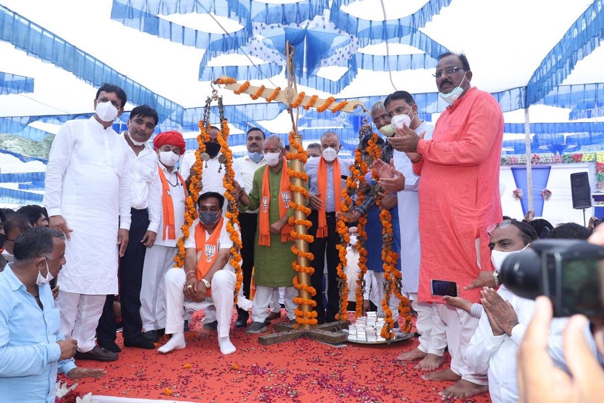 મયૂર માકડિયા, અમદાવાદ : ભારતીય જનતા પાર્ટીના અધ્યક્ષ સી.આર. પાટીલ સૌરાષ્ટ્ર યાત્રા બાદ આજે ઉત્તર ગુજરાતના પ્રવાસે છે. ત્રણ દિવસના પ્રવાસના અંતિમ દિને અગમ્ય કારણોસર પાટીલના તમામ સ્વાગત કાર્યક્રમો રદ કરી દેવામાં આવતા ચર્ચાનો માહોલ શરૂ થયો છે. કોરોનાનું સંક્રમણ કે પછી અન્ય કારણો તેના વિશે ચર્ચા થઈ રહી છે. (ઉત્તર ગુજરાત પ્રવાસની ફાઇલ તસવીર) મયૂર માકડિયા, અમદાવાદ : ભારતીય જનતા પાર્ટીના અધ્યક્ષ સી.આર. પાટીલ સૌરાષ્ટ્ર યાત્રા બાદ આજે ઉત્તર ગુજરાતના પ્રવાસે છે. ત્રણ દિવસના પ્રવાસના અંતિમ દિને અગમ્ય કારણોસર પાટીલના તમામ સ્વાગત કાર્યક્રમો રદ કરી દેવામાં આવતા ચર્ચાનો માહોલ શરૂ થયો છે. કોરોનાનું સંક્રમણ કે પછી અન્ય કારણો તેના વિશે ચર્ચા થઈ રહી છે. (ઉત્તર ગુજરાત પ્રવાસની ફાઇલ તસવીર)