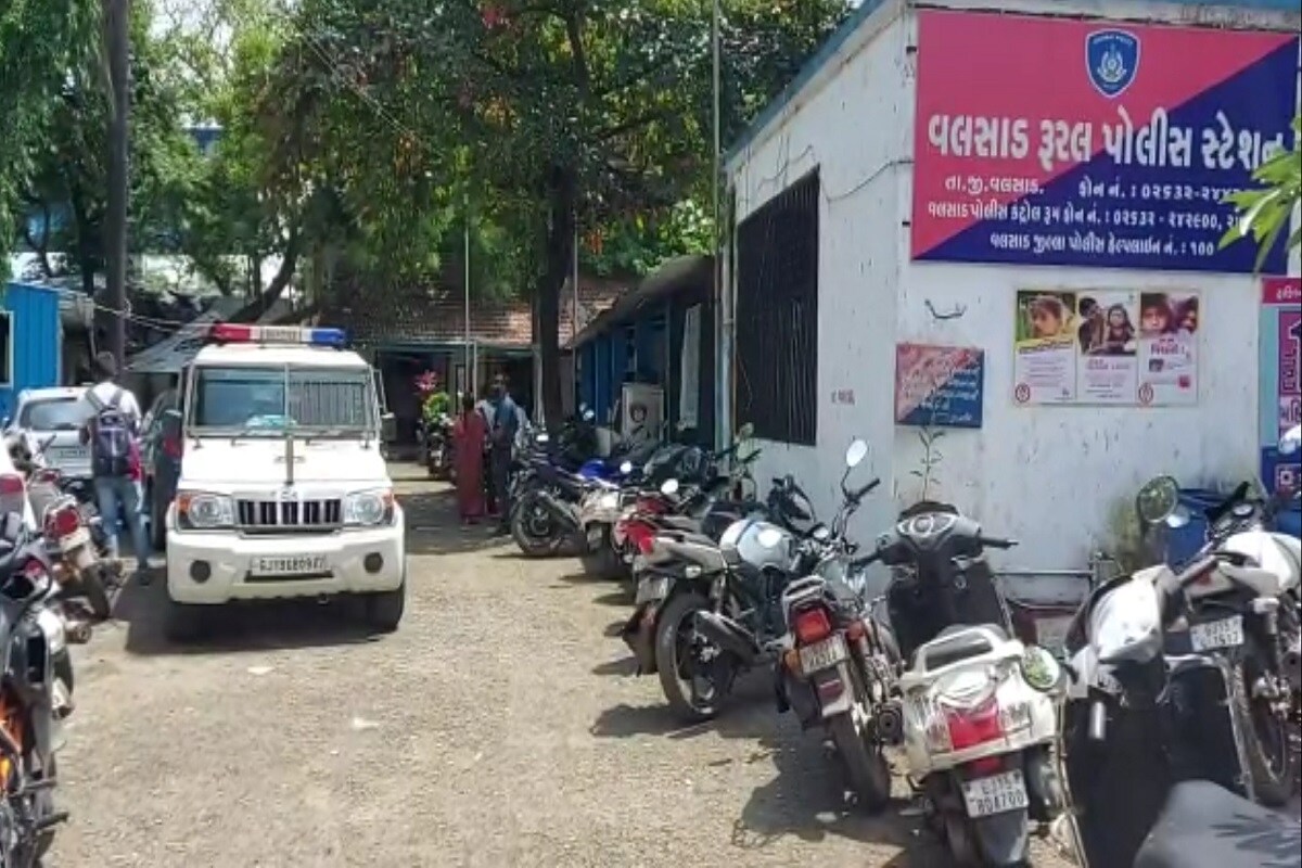 મહત્વપૂર્ણ છે કે, થોડા દિવસ અગાઉ પણ લોકડાઉનમાં ફોટોગ્રાફીનો ધંધો ઠપ થઈ જતા અમદાવાદની બે યુવતીઓ શોર્ટકટથી પૈસા કમાવા માટે મહારાષ્ટ્રથી અમદાવાદ સુધી વિદેશી દારૂની ખેપ મારતા વલસાડ પોલીસના હાથે વિદેશી દારૂ ભરેલી કાર સાથે ઝડપાઈ ચૂકી હતી. એ ઘટના અઠવાડિયા બાદ ફરી એક વખત અમદાવાદ પીરાણા નજીક એક કેમિકલ કંપની ચલાવતો કંપની સંચાલક ખુદ પોતે શોર્ટકટમાં પૈસા કમાવા માટે મહારાષ્ટ્રથી અમદાવાદ સુધી વિદેશી દારૂની ખેપ મારતા દારૂ ભરેલી કાર સાથે વલસાડ પોલીસના હાથે ઝડપાઇ જતા સમગ્ર પંથકમાં ચકચાર મચી ગઇ છે. મહત્વપૂર્ણ છે કે, થોડા દિવસ અગાઉ પણ લોકડાઉનમાં ફોટોગ્રાફીનો ધંધો ઠપ થઈ જતા અમદાવાદની બે યુવતીઓ શોર્ટકટથી પૈસા કમાવા માટે મહારાષ્ટ્રથી અમદાવાદ સુધી વિદેશી દારૂની ખેપ મારતા વલસાડ પોલીસના હાથે વિદેશી દારૂ ભરેલી કાર સાથે ઝડપાઈ ચૂકી હતી. એ ઘટના અઠવાડિયા બાદ ફરી એક વખત અમદાવાદ પીરાણા નજીક એક કેમિકલ કંપની ચલાવતો કંપની સંચાલક ખુદ પોતે શોર્ટકટમાં પૈસા કમાવા માટે મહારાષ્ટ્રથી અમદાવાદ સુધી વિદેશી દારૂની ખેપ મારતા દારૂ ભરેલી કાર સાથે વલસાડ પોલીસના હાથે ઝડપાઇ જતા સમગ્ર પંથકમાં ચકચાર મચી ગઇ છે.