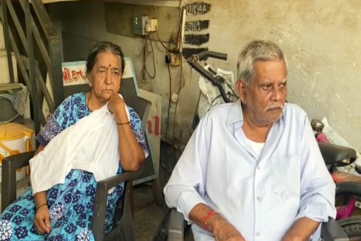  ભરતસિંહ વાઢેર, વલસાડ : વલસાડના રામજી ટેકરા વિસ્તારમાં આજે બે ગઠિયાઓ કળા કરી અને એક વૃદ્ધ દંપતી ને ભોળવી ને 5 તોલાની સોનાની બંગડી ની છેતરપીંડી કરી ફરાર થઈ ગયા હતા. ઘર માં ઘુસી છેતરપિંડી કરી ઘરની બહાર નીકળતા ગઠિયાઓ સીસીટીવી કેમેરામાં પણ કેદ થઇ ગયા છે .આથી વલસાડ પોલીસે સીસીટીવી કેમેરાની મદદથી ગઠિયાઓ સુધી પહોંચવા તપાસ હાથ ધરી છે