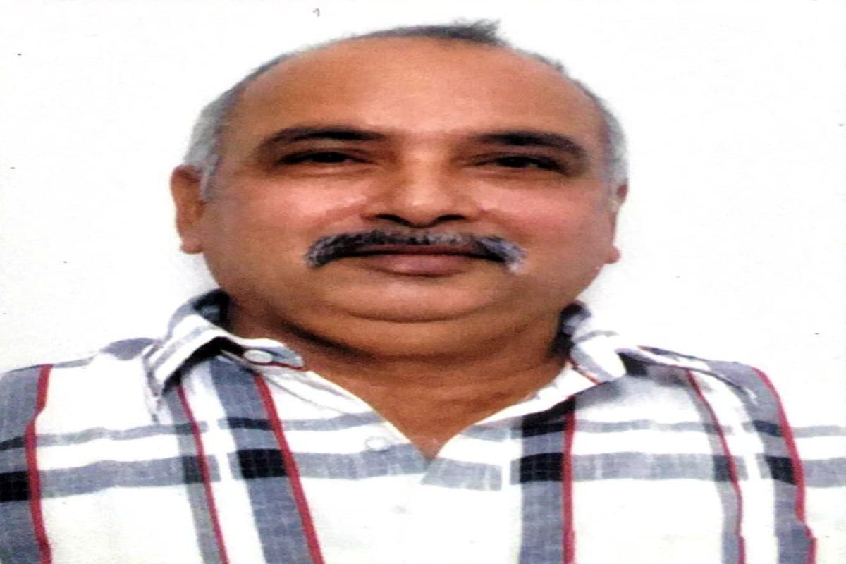 ભરતસિંહ વાઢેર, વલસાડ : વલસાડ જિલ્લાના (Valsad) પારડીમાં (Pardi) એક વૃદ્ધે લાંબી બીમારીને કારણે કંટાળીને (Suicide amid coronavirus)આપઘાત કરી લેતાં ચકચાર મચી ગઇ હતી. મૃતક વૃદ્ધનો કોરોના રિપોર્ટમાં 5% કોરોનાના લક્ષણ પણ જણાયા હતા. તો ઘટના સ્થળથી પોલીસ ને એક સુસાઈડ નોટ પણ મળી આવી હતી. જેમાં તેઓએ બીમારી થી કંટાળી એ આપઘાત કરી રહ્યા હોવાનું લખ્યું છે. ભરતસિંહ વાઢેર, વલસાડ : વલસાડ જિલ્લાના (Valsad) પારડીમાં (Pardi) એક વૃદ્ધે લાંબી બીમારીને કારણે કંટાળીને (Suicide amid coronavirus)આપઘાત કરી લેતાં ચકચાર મચી ગઇ હતી. મૃતક વૃદ્ધનો કોરોના રિપોર્ટમાં 5% કોરોનાના લક્ષણ પણ જણાયા હતા. તો ઘટના સ્થળથી પોલીસ ને એક સુસાઈડ નોટ પણ મળી આવી હતી. જેમાં તેઓએ બીમારી થી કંટાળી એ આપઘાત કરી રહ્યા હોવાનું લખ્યું છે.