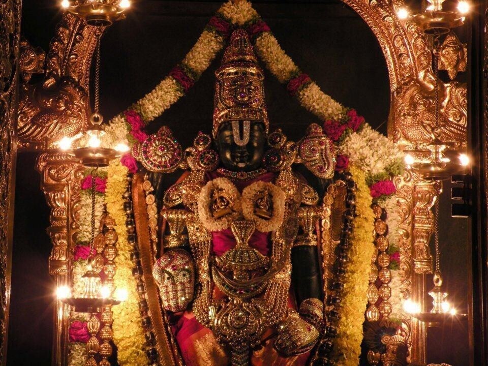 500 વર્ષ પહેલાં આ મંદિરનો ઇતિહાસ ખૂબ જ રસપ્રદ છે. એવું કહેવાય છે કે, વેંકટેશ્વર બાલાજીનો ભક્ત દરરોજ અનેક કિલોમીટરની મુલાકાત માટે તિરૂપતિ બાલાજીના મંદિરની મુલાકાત લેતો હતો. પરંતુ એક દિવસ તેની તબિયત વધુ ખરાબ થઈ ગઈ, તેથી તે મંદિરમાં જઇ શક્યો ન હતો. આ રીતે બાલાજી પોતે તેમના ભક્તના સ્વપ્નમાં આવ્યા અને કહ્યું કે તમારે મારા દર્શનશાસ્ત્ર માટે ક્યાય જવાની જરૂર નથી, હું આ જંગલમાં તમારી સાથે રહીશ. 500 વર્ષ પહેલાં આ મંદિરનો ઇતિહાસ ખૂબ જ રસપ્રદ છે. એવું કહેવાય છે કે, વેંકટેશ્વર બાલાજીનો ભક્ત દરરોજ અનેક કિલોમીટરની મુલાકાત માટે તિરૂપતિ બાલાજીના મંદિરની મુલાકાત લેતો હતો. પરંતુ એક દિવસ તેની તબિયત વધુ ખરાબ થઈ ગઈ, તેથી તે મંદિરમાં જઇ શક્યો ન હતો. આ રીતે બાલાજી પોતે તેમના ભક્તના સ્વપ્નમાં આવ્યા અને કહ્યું કે તમારે મારા દર્શનશાસ્ત્ર માટે ક્યાય જવાની જરૂર નથી, હું આ જંગલમાં તમારી સાથે રહીશ.