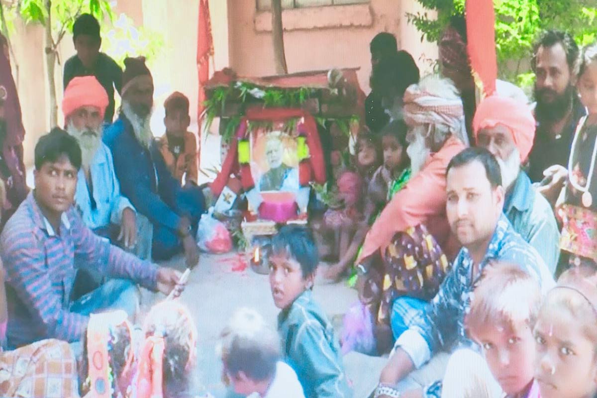 અહીંના રહેવાસી કુવરનારથ વાદીના જણાવ્યાં અનુસાર હાલમાં વાદી જ્ઞાતિના લોકો નરેન્દ્ર મોદીનું મંદિર બાંધી છેલ્લા 15 વર્ષથી તેઓની પૂજા અર્ચના કરી રહ્યા છે. આ મંદિરમાં મોદીના દર્શન કર્યા બાદ જ બાળકો શાળામાં પ્રવેશ કરે છે. આગામી સમયમાં અહી મોટું મંદિર બાંધવામાં આવનાર છે. અહીંના રહેવાસી કુવરનારથ વાદીના જણાવ્યાં અનુસાર હાલમાં વાદી જ્ઞાતિના લોકો નરેન્દ્ર મોદીનું મંદિર બાંધી છેલ્લા 15 વર્ષથી તેઓની પૂજા અર્ચના કરી રહ્યા છે. આ મંદિરમાં મોદીના દર્શન કર્યા બાદ જ બાળકો શાળામાં પ્રવેશ કરે છે. આગામી સમયમાં અહી મોટું મંદિર બાંધવામાં આવનાર છે.