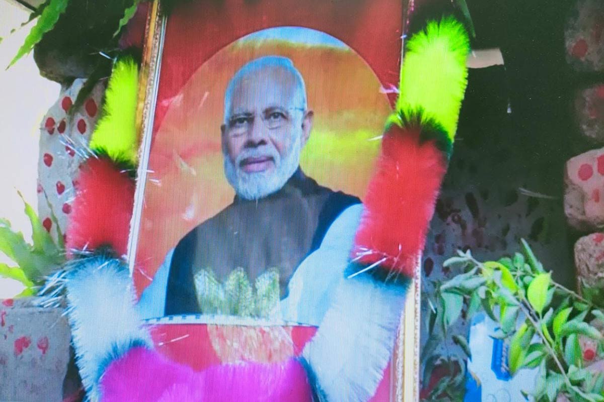 વાદી જ્ઞાતિના આગેવાન આનંદગીરીના જણાવ્યા મુજબ વર્ષ 2005માં નરેન્દ્ર મોદી મુખ્યમંત્રી હતા ત્યારે તેઓએ અમને કહ્યુ હતુ કે, અમને તમારા બાળકોને શાળામાં ભણાવવા આપો એટલે હું તમને બધાને રહેવા માટે મકાન આને વીજળી-પાણી આપીશ. તેઓની આ શરત સાથે વાદી જ્ઞાતિના લોકો સહમત થતાં તમામને રહેવા માટે મકાન અને પાણી તેમજ વીજળી પૂરી પાડવામાં આવી હતી. એટલું જ નહીં શાળા પણ બાંધી આપી હતી. વાદી જ્ઞાતિના આગેવાન આનંદગીરીના જણાવ્યા મુજબ વર્ષ 2005માં નરેન્દ્ર મોદી મુખ્યમંત્રી હતા ત્યારે તેઓએ અમને કહ્યુ હતુ કે, અમને તમારા બાળકોને શાળામાં ભણાવવા આપો એટલે હું તમને બધાને રહેવા માટે મકાન આને વીજળી-પાણી આપીશ. તેઓની આ શરત સાથે વાદી જ્ઞાતિના લોકો સહમત થતાં તમામને રહેવા માટે મકાન અને પાણી તેમજ વીજળી પૂરી પાડવામાં આવી હતી. એટલું જ નહીં શાળા પણ બાંધી આપી હતી.