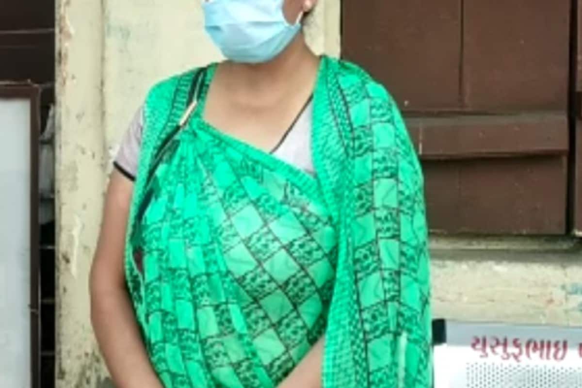 હર્મેશ સુખડિયા, અમદાવાદ : અમદાવાદ: પત્નિના (Wif) પ્રેમ સંબંધની જાણ થતા પતિએ આત્મહત્યા કરી હતી તે ગુનામા પોલીસે પત્નિ અને તેના પ્રેમીની (Lover) ધરપકડ કરી છે. જોકે આરોપી પત્નિ અગાઉ પણ પ્રેમના ખેલ ખેલી (Extra marital Affair) પરિવાર ના સંબંધો નેવે મુકી ચુકી હોવાનુ સામે આવ્યુ છે. જોકે આ બનાવ બાદ બે પરિવાર અને તેના બાળકોના ભવિષ્યનુ શુ તે મોટો સવાલ છે. હર્મેશ સુખડિયા, અમદાવાદ : અમદાવાદ: પત્નિના (Wif) પ્રેમ સંબંધની જાણ થતા પતિએ આત્મહત્યા કરી હતી તે ગુનામા પોલીસે પત્નિ અને તેના પ્રેમીની (Lover) ધરપકડ કરી છે. જોકે આરોપી પત્નિ અગાઉ પણ પ્રેમના ખેલ ખેલી (Extra marital Affair) પરિવાર ના સંબંધો નેવે મુકી ચુકી હોવાનુ સામે આવ્યુ છે. જોકે આ બનાવ બાદ બે પરિવાર અને તેના બાળકોના ભવિષ્યનુ શુ તે મોટો સવાલ છે.