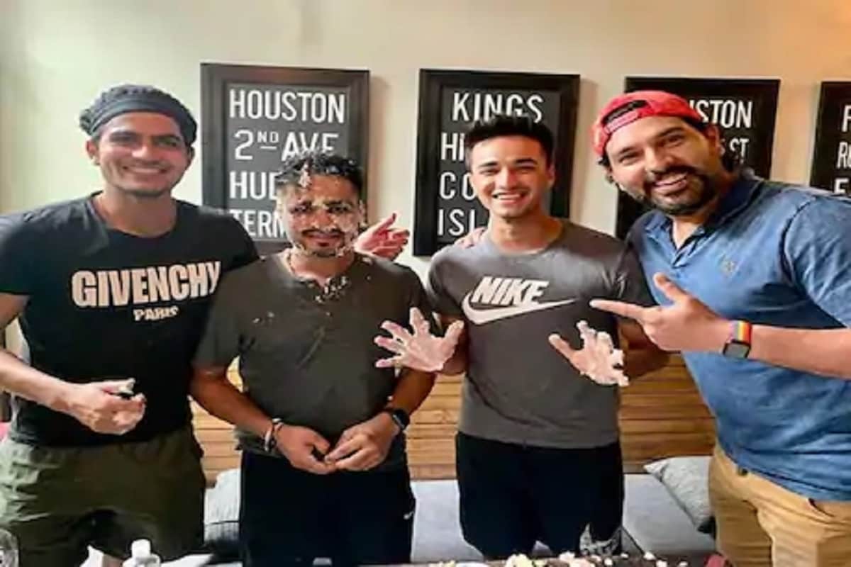 નવી દિલ્હી : સિક્સર કિંગ યુવરાજ સિંહ (Yuvraj Singh)જલ્દી ક્રિકેટના મેદાનમાં ફરી એક વખત જોવા મળી શકે છે. યુવરાજ સિંહે જાહેરાત કરી છે કે તે ભારતમાં જલ્દી ટી-20 ક્રિકેટ રમતો જોવા મળી શકે છે. યુવરાજ સિંહે જૂન 2019માં ક્રિકેટમાંથી નિવૃત્તિની જાહેરાત કરી હતી અને તે બીસીસીઆઈની મંજૂરી લઈ વિદેશી લીગમાં રમી રહ્યો હતો. આ કારણે યુવરાજ આઈપીએલમાં રમી શક્યો નથી.યુવરાજ સિંહે આ સંબંધમાં બીસીસીઆઈ અધ્યક્ષ સૌરવ ગાંગુલીને પત્ર પણ લખ્યો છે. યુવરાજ ઘરેલું ટૂર્નામેન્ટમાં પંજાબ માટે ટી-20 ક્રિકેટ રમવા માંગે છે અને આ માટે નિવૃત્તિમાંથી પાછા આવવાનો નિર્ણય કર્યો છે. નવી દિલ્હી : સિક્સર કિંગ યુવરાજ સિંહ (Yuvraj Singh)જલ્દી ક્રિકેટના મેદાનમાં ફરી એક વખત જોવા મળી શકે છે. યુવરાજ સિંહે જાહેરાત કરી છે કે તે ભારતમાં જલ્દી ટી-20 ક્રિકેટ રમતો જોવા મળી શકે છે. યુવરાજ સિંહે જૂન 2019માં ક્રિકેટમાંથી નિવૃત્તિની જાહેરાત કરી હતી અને તે બીસીસીઆઈની મંજૂરી લઈ વિદેશી લીગમાં રમી રહ્યો હતો. આ કારણે યુવરાજ આઈપીએલમાં રમી શક્યો નથી.યુવરાજ સિંહે આ સંબંધમાં બીસીસીઆઈ અધ્યક્ષ સૌરવ ગાંગુલીને પત્ર પણ લખ્યો છે. યુવરાજ ઘરેલું ટૂર્નામેન્ટમાં પંજાબ માટે ટી-20 ક્રિકેટ રમવા માંગે છે અને આ માટે નિવૃત્તિમાંથી પાછા આવવાનો નિર્ણય કર્યો છે.