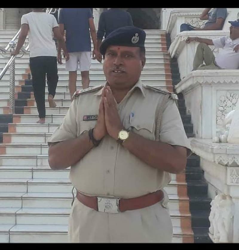 નોંધનીય છે કે, કોરોના દર્દીઓની સારવાર કરી રહેલા ડૉક્ટરો પણ કોરોનાનો શિકાર થયા છે. અત્યાર સુધીમાં કોરોનાને કારણે દેશના જુદા જુદા રાજ્યોના કુલ 364 ડોક્ટરોના મોત થયા છે. ઇન્ડિયન મેડિકલ એસોસિએશન દ્વારા કોરોના સંક્રમણતી દેશમાં થયેલા ડોક્ટરોના મોતનો આંકડા જાહેર કર્યા હતા. મેડિકલ એસોસિએશનએ 10 સપ્ટેમ્બર સુધીનો ડેટા જાહેર કર્યો છે. જેમાં દેશના જુદા જુદા રાજ્યોના કુલ 364 ડોક્ટરોના મોત કોરોનાને કારણે થયા છે. દેશભરમાંથી અત્યાર સુધી કોરોનાના દર્દીઓની સારવાર કરતા 2174 ડોક્ટર કોરોનાનો શિકાર થયા છે. જેમાંથી કુલ 364 ડોક્ટરોએ કોરોનાને કારણે જીવ ગુમાવ્યો છે. દેશના જુદા જુદા રાજ્યોના કોરોના દર્દીઓની સારવાર કરતા 1023 પ્રેક્ટિસિંગ ડોક્ટર, 827 રેસિડેન્ટ ડોક્ટર્સ અને 324 ઇન્ટર્ન ડોક્ટર કોરોનાનો શિકાર બન્યા હતા. (PSIની ફાઇલ તસવીર) નોંધનીય છે કે, કોરોના દર્દીઓની સારવાર કરી રહેલા ડૉક્ટરો પણ કોરોનાનો શિકાર થયા છે. અત્યાર સુધીમાં કોરોનાને કારણે દેશના જુદા જુદા રાજ્યોના કુલ 364 ડોક્ટરોના મોત થયા છે. ઇન્ડિયન મેડિકલ એસોસિએશન દ્વારા કોરોના સંક્રમણતી દેશમાં થયેલા ડોક્ટરોના મોતનો આંકડા જાહેર કર્યા હતા. મેડિકલ એસોસિએશનએ 10 સપ્ટેમ્બર સુધીનો ડેટા જાહેર કર્યો છે. જેમાં દેશના જુદા જુદા રાજ્યોના કુલ 364 ડોક્ટરોના મોત કોરોનાને કારણે થયા છે. દેશભરમાંથી અત્યાર સુધી કોરોનાના દર્દીઓની સારવાર કરતા 2174 ડોક્ટર કોરોનાનો શિકાર થયા છે. જેમાંથી કુલ 364 ડોક્ટરોએ કોરોનાને કારણે જીવ ગુમાવ્યો છે. દેશના જુદા જુદા રાજ્યોના કોરોના દર્દીઓની સારવાર કરતા 1023 પ્રેક્ટિસિંગ ડોક્ટર, 827 રેસિડેન્ટ ડોક્ટર્સ અને 324 ઇન્ટર્ન ડોક્ટર કોરોનાનો શિકાર બન્યા હતા. (PSIની ફાઇલ તસવીર)