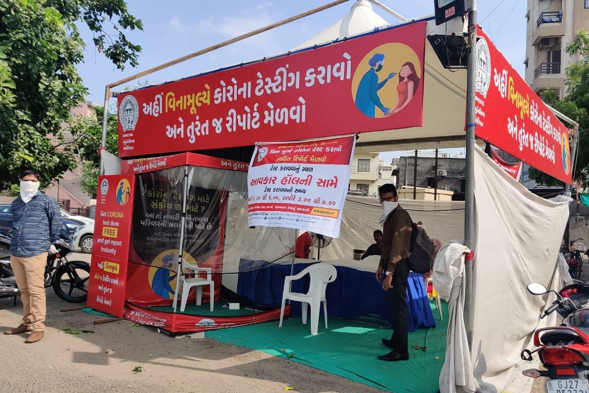 દિપીકા ખુમાણ, અમદાવાદ : અમદાવાદના (Ahmedabad) મણિનગર વિસ્તારમાં આવકાર હોલની સામે કોવિડ ટેસ્ટ (covid free test) માટે બનાવવામાં આવેલા ડોમને કોઈપણ વ્યક્તિ દૂરથી જુએ તો અહી ટેસ્ટ કરવા ચોક્કસથી ઉભો રહે. કારણ કે, દૂરથી જ દેખાતા ડોમમાં મોટા અક્ષરથી લખવામાં આવ્યું છે કે, અહીં વિના મુલ્યે ટેસ્ટ કરાવો અને તરત જ રિપોર્ટ મેળવો. પરંતુ આજે આ ડોમની હાલત એ છે કે, કોઈ વ્યક્તિ અહીં આવે તો ડરી જાય છે. કારણ કે ડોમમાં વપરાયેલી મેડિકલ કિટ આખી રાત પડી રહે છે. ચોંકાવનારી વાત એ છે કે, ડોમ પાસે એક બેનર પણ મારવામાં આવ્યું છે જેમાં ટેસ્ટ માટેનો સમય સવારે 9.30 થી 1 જ્યારે બપોરે 3 થી 7 લખવામાં આવ્યો છે પરંતુ સવારનાં 10.30 વાગ્યા સુધી કોઈ ડોમમાં ફરકતું પણ નથી. દિપીકા ખુમાણ, અમદાવાદ : અમદાવાદના (Ahmedabad) મણિનગર વિસ્તારમાં આવકાર હોલની સામે કોવિડ ટેસ્ટ (covid free test) માટે બનાવવામાં આવેલા ડોમને કોઈપણ વ્યક્તિ દૂરથી જુએ તો અહી ટેસ્ટ કરવા ચોક્કસથી ઉભો રહે. કારણ કે, દૂરથી જ દેખાતા ડોમમાં મોટા અક્ષરથી લખવામાં આવ્યું છે કે, અહીં વિના મુલ્યે ટેસ્ટ કરાવો અને તરત જ રિપોર્ટ મેળવો. પરંતુ આજે આ ડોમની હાલત એ છે કે, કોઈ વ્યક્તિ અહીં આવે તો ડરી જાય છે. કારણ કે ડોમમાં વપરાયેલી મેડિકલ કિટ આખી રાત પડી રહે છે. ચોંકાવનારી વાત એ છે કે, ડોમ પાસે એક બેનર પણ મારવામાં આવ્યું છે જેમાં ટેસ્ટ માટેનો સમય સવારે 9.30 થી 1 જ્યારે બપોરે 3 થી 7 લખવામાં આવ્યો છે પરંતુ સવારનાં 10.30 વાગ્યા સુધી કોઈ ડોમમાં ફરકતું પણ નથી.