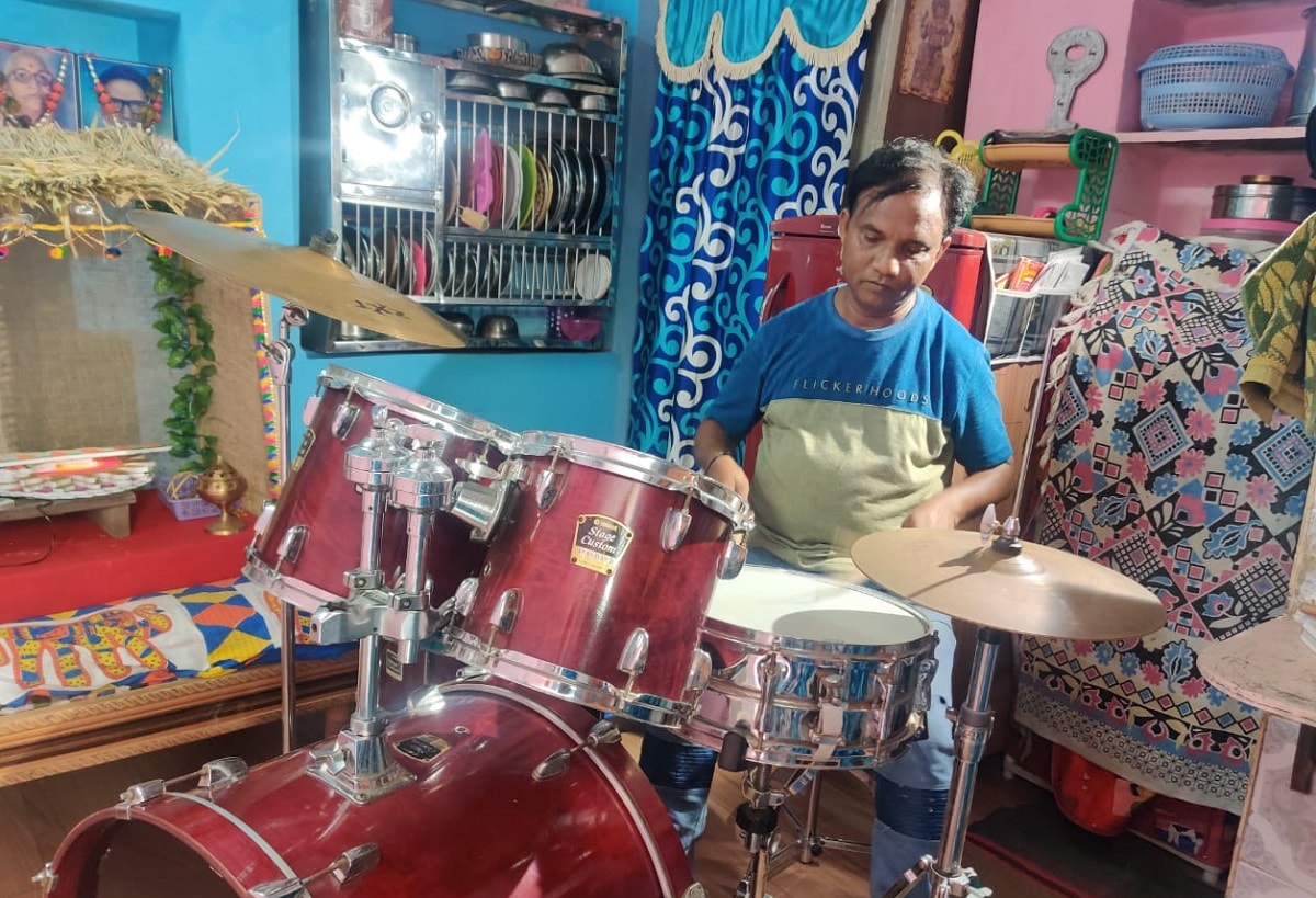 અમદાવાદ જ નહીં પરંતુ દેશભરમાંકોરોનાના કારણે લોકોનીઆર્થિક પરિસ્થિતિ ડામાડોળ થઇ ગઇ છે. તો આજે આપણે એખૉક કલાકારની વાત કરીશું, ડ્રમ વગાડવામાં પારંગત આ કલાકારને સમયની થપાટ એવી વાગી કે તેમને આજે ચા વેચવાનો વારો આવ્યો છે. ડ્રમ વગાડવો મારો શોખ છે અને ચા વેચવી છે મારી મજબૂરી, આ શબ્દો અમદાવાદના મણિનગર વિસ્તારમાં આવેલા આવકાર હોલ પાસે ટી સ્ટોલ ચલાવતા જયેશ બાઘડેના છે. અમદાવાદ જ નહીં પરંતુ દેશભરમાંકોરોનાના કારણે લોકોનીઆર્થિક પરિસ્થિતિ ડામાડોળ થઇ ગઇ છે. તો આજે આપણે એખૉક કલાકારની વાત કરીશું, ડ્રમ વગાડવામાં પારંગત આ કલાકારને સમયની થપાટ એવી વાગી કે તેમને આજે ચા વેચવાનો વારો આવ્યો છે. ડ્રમ વગાડવો મારો શોખ છે અને ચા વેચવી છે મારી મજબૂરી, આ શબ્દો અમદાવાદના મણિનગર વિસ્તારમાં આવેલા આવકાર હોલ પાસે ટી સ્ટોલ ચલાવતા જયેશ બાઘડેના છે.