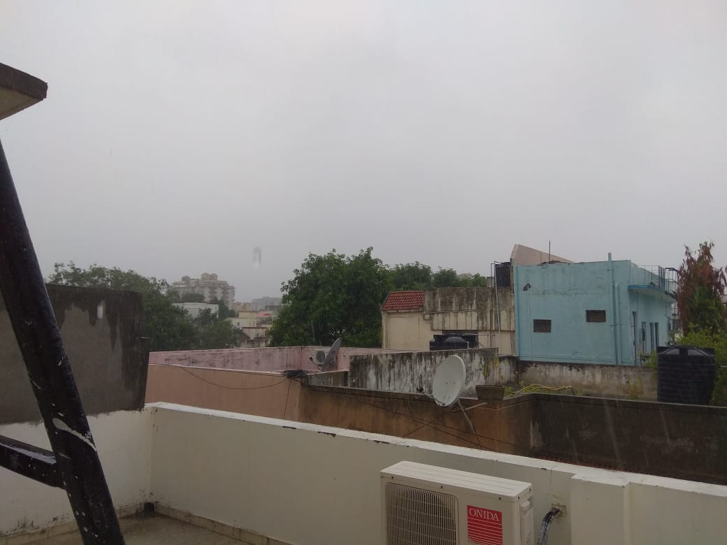 આજે સવારની વાત કરીએ તો 23મી તારીખનાં સવારે 6થી 8 દરમિયાન 37 તાલુકામાં વરસાદ નોંધાયો છે. જેમાં સૌથી વધુ ભાવનગરનાં મહુવામાં કુલ 1.20 ઇંચ જેટલો વરસાદ વરસ્યો છે. આ સાથે ભાવનગરનાં જેસર, તલાજા, પાલીતાણા, જેતપુરપાવી, સંખેડા, નસવાડી, જાફરાબાદ, સિહોરમાં પણ વરસાદ નોંધાયો છે. આજે સવારની વાત કરીએ તો 23મી તારીખનાં સવારે 6થી 8 દરમિયાન 37 તાલુકામાં વરસાદ નોંધાયો છે. જેમાં સૌથી વધુ ભાવનગરનાં મહુવામાં કુલ 1.20 ઇંચ જેટલો વરસાદ વરસ્યો છે. આ સાથે ભાવનગરનાં જેસર, તલાજા, પાલીતાણા, જેતપુરપાવી, સંખેડા, નસવાડી, જાફરાબાદ, સિહોરમાં પણ વરસાદ નોંધાયો છે.