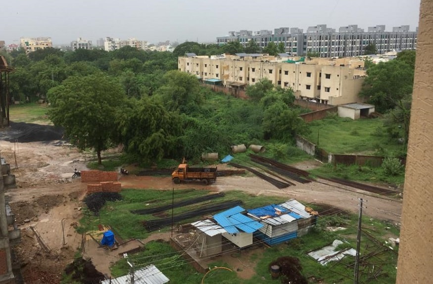છેલ્લા 24 કલાકમાં નવસારીનાં જલાલપોરમાં 78 મીમી, ભરૂચમાં 75 મીમી, રાજકોટનાં ગોંડલમાં 70 મીમી, નવસારીમાં 64 મીમી, સુરત શહેરમાં 58 મીમી, ભરૂચનાં હાંસોઠમાં 55 મીમી, સુરતનાં બારડોલીમાં 51 મીમી, સુરતનાં માંડવીમાં 51 મીમી વરસાદ નોંધાયો છે. આ સાથે અમરેલીનાં ખાંભા, રાજકોટનાં જસદણમાં, રાજકોટનાં કોટદસનાગની, ડભોઇ, વડોદરા, નવસારીના ગણદેવી અને ખેડાનાં કઠલાલમાં 44 મીમીથી વધુ વરસાદ નોંધાયો છે. છેલ્લા 24 કલાકમાં નવસારીનાં જલાલપોરમાં 78 મીમી, ભરૂચમાં 75 મીમી, રાજકોટનાં ગોંડલમાં 70 મીમી, નવસારીમાં 64 મીમી, સુરત શહેરમાં 58 મીમી, ભરૂચનાં હાંસોઠમાં 55 મીમી, સુરતનાં બારડોલીમાં 51 મીમી, સુરતનાં માંડવીમાં 51 મીમી વરસાદ નોંધાયો છે. આ સાથે અમરેલીનાં ખાંભા, રાજકોટનાં જસદણમાં, રાજકોટનાં કોટદસનાગની, ડભોઇ, વડોદરા, નવસારીના ગણદેવી અને ખેડાનાં કઠલાલમાં 44 મીમીથી વધુ વરસાદ નોંધાયો છે.