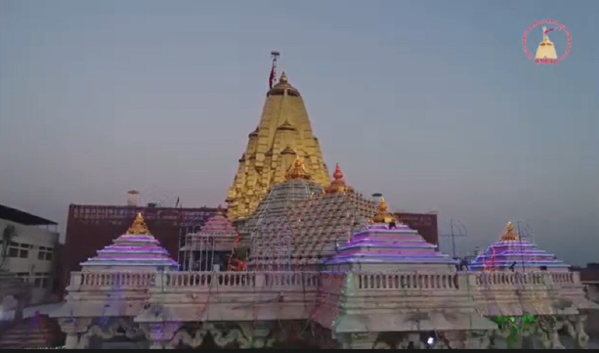 15 વર્ષની સમયાવધિના અંતે મંદિર કળશ સાથે 118 ફૂટની ઊંચી માતાજી મંદિરના શિખર કામગીરી સાથે એક મુખ્ય આબલસારો, 6 ચોકીઓ બે ઘુમ્મટ, (નૃત્ય અને સભા મંડપનો ) સાથે નવ આબલસારા અને નવ કળશ મળી કુલ 358 કળશનું પણ નિર્માણ કરવામાં આવ્યું છે. માતાજીના શિખરને સુવર્ણમય બનાવવા માટે તાંબાની પ્લેટો ઉપર એમ્બ્રોસ કરી સોનાનો ઢોળ ચડાવવા માટે કુલ 15711 કી. 724 ગ્રા. તાંબું અને 140 કી. 522.ગ્રામ.840 મી. ગ્રા. સોનાનો વપરાશ કરવામાં આવ્યો છે. 15 વર્ષની સમયાવધિના અંતે મંદિર કળશ સાથે 118 ફૂટની ઊંચી માતાજી મંદિરના શિખર કામગીરી સાથે એક મુખ્ય આબલસારો, 6 ચોકીઓ બે ઘુમ્મટ, (નૃત્ય અને સભા મંડપનો ) સાથે નવ આબલસારા અને નવ કળશ મળી કુલ 358 કળશનું પણ નિર્માણ કરવામાં આવ્યું છે. માતાજીના શિખરને સુવર્ણમય બનાવવા માટે તાંબાની પ્લેટો ઉપર એમ્બ્રોસ કરી સોનાનો ઢોળ ચડાવવા માટે કુલ 15711 કી. 724 ગ્રા. તાંબું અને 140 કી. 522.ગ્રામ.840 મી. ગ્રા. સોનાનો વપરાશ કરવામાં આવ્યો છે.