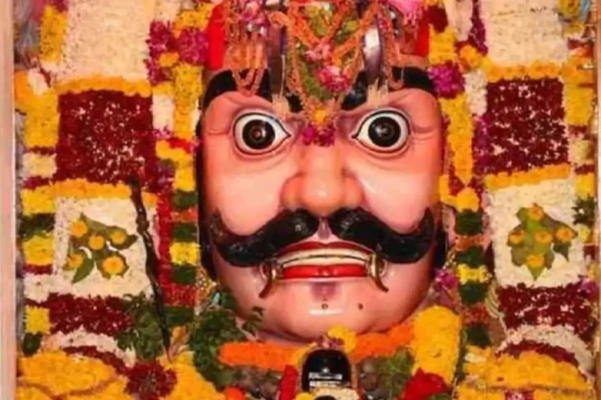 શું તમને ખબર છે કે કિન્નર પણ લગ્ન કરે છે? કિન્નર અરાવન દેવતા સાથે લગ્ન કરે છે પણ લગ્નના બીજા જ દિવસે અરાવન દેવતાની મૃત્યુ સાથે તેમના લગ્ન પણ પૂરા થઇ જાય છે. સાથે જ કિન્નર અરાવન દેવતાથી પ્રાર્થના કરે છે કે હવે પછીના જન્મમાં તે સામાન્ય માણસના રૂપમાં જન્મ લે. કિન્નર સમુદાયના પોતાના નિયમ અને કાનૂન છે. કિન્નર અરાવન દેવતાની પૂજા ખૂબ જ શ્રદ્ધાની સાથે કરે છે. અરાવન દેવતાનો સંબંધ દક્ષિણ ભારતના તમિલનાડુથી છે. શું તમને ખબર છે કે કિન્નર પણ લગ્ન કરે છે? કિન્નર અરાવન દેવતા સાથે લગ્ન કરે છે પણ લગ્નના બીજા જ દિવસે અરાવન દેવતાની મૃત્યુ સાથે તેમના લગ્ન પણ પૂરા થઇ જાય છે. સાથે જ કિન્નર અરાવન દેવતાથી પ્રાર્થના કરે છે કે હવે પછીના જન્મમાં તે સામાન્ય માણસના રૂપમાં જન્મ લે. કિન્નર સમુદાયના પોતાના નિયમ અને કાનૂન છે. કિન્નર અરાવન દેવતાની પૂજા ખૂબ જ શ્રદ્ધાની સાથે કરે છે. અરાવન દેવતાનો સંબંધ દક્ષિણ ભારતના તમિલનાડુથી છે.
