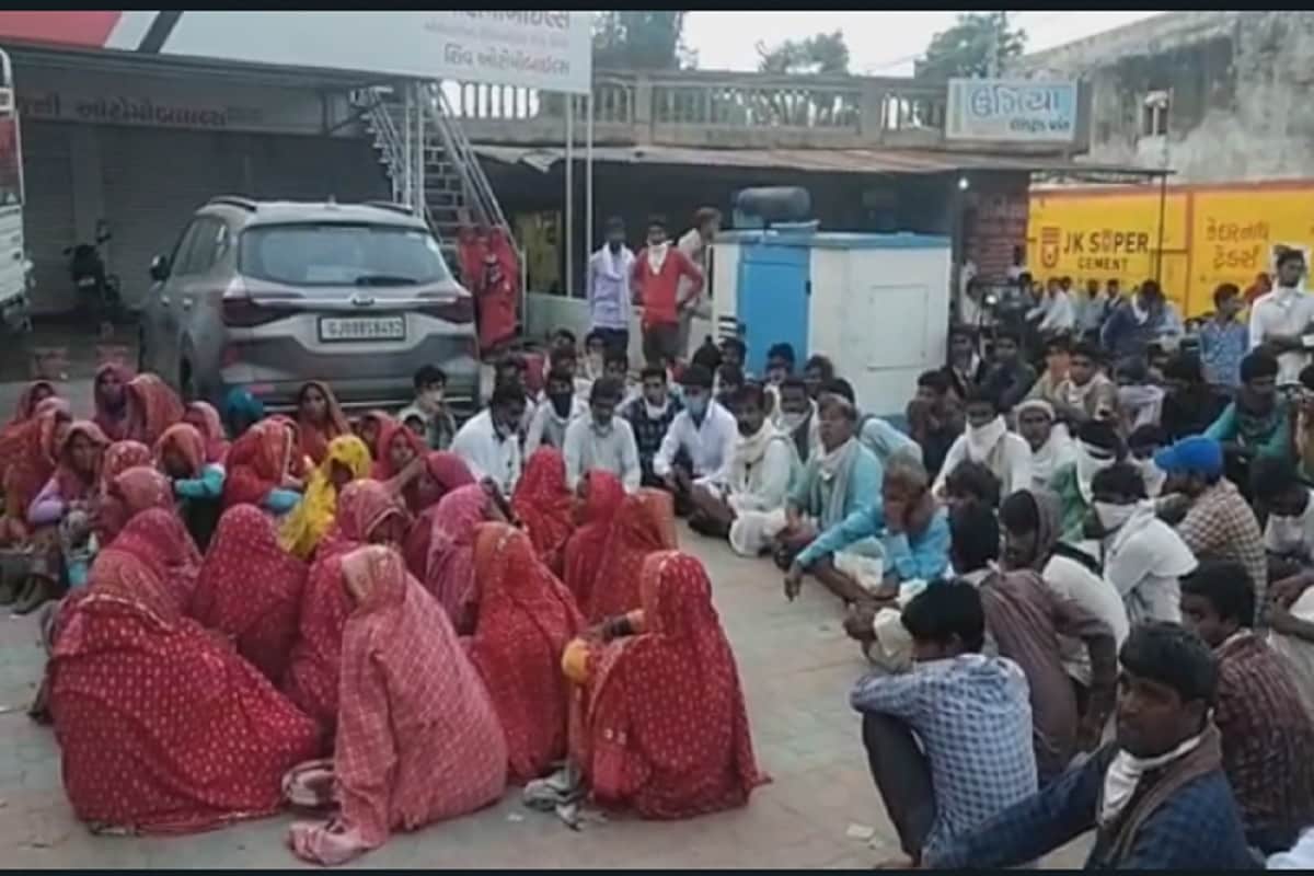આનંદ જયસ્વાલ, બનાસકાંઠા : બનાસકાંઠાના (banaskantha) ઇકબાલગઢ ખાતે એક ખાનગી હોસ્પિટલમાં પ્રસૂતી દરમિયાન મહિલાનું મોત નિપજતા મૃતકના પરિવારજનોએ હંગામો મચાવ્યો છે. ઘટના સંદર્ભે પોલીસે અકસ્માતે મોતનો ગુનો નોંધવામાં આવ્યો છે. પરંતુ આ મૃતકનાં પરિવારજનોની માંગ છે કે, પ્રસૂતિ કરનાર ડૉક્ટર ચિરાગ પરમાર સામે બેદરકારને કારણે એફઆઇઆર નોંધો. જ્યાં સુધી તબીબ સામે ગુનો નોંધવામાં નહીં આવે ત્યાં સુધી અમારા સમાજની માતા-બહેનો, વડીલો અને યુવાનો ઘરણા પર જ બેસી રહીશું. પરિવવારજનોએ ડૉક્ટરની ધરપકડની માંગ સાથે હૉસ્પિટલ આગળ ધરણા પર બેસી ગયા છે. આનંદ જયસ્વાલ, બનાસકાંઠા : બનાસકાંઠાના (banaskantha) ઇકબાલગઢ ખાતે એક ખાનગી હોસ્પિટલમાં પ્રસૂતી દરમિયાન મહિલાનું મોત નિપજતા મૃતકના પરિવારજનોએ હંગામો મચાવ્યો છે. ઘટના સંદર્ભે પોલીસે અકસ્માતે મોતનો ગુનો નોંધવામાં આવ્યો છે. પરંતુ આ મૃતકનાં પરિવારજનોની માંગ છે કે, પ્રસૂતિ કરનાર ડૉક્ટર ચિરાગ પરમાર સામે બેદરકારને કારણે એફઆઇઆર નોંધો. જ્યાં સુધી તબીબ સામે ગુનો નોંધવામાં નહીં આવે ત્યાં સુધી અમારા સમાજની માતા-બહેનો, વડીલો અને યુવાનો ઘરણા પર જ બેસી રહીશું. પરિવવારજનોએ ડૉક્ટરની ધરપકડની માંગ સાથે હૉસ્પિટલ આગળ ધરણા પર બેસી ગયા છે.