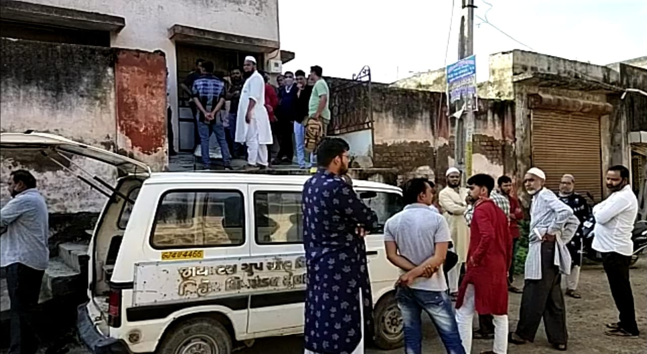 આ ફોન બાદ પરિવાર ચિંતામાં મૂકાઈ ગયો હતો અને તાત્કાલિક અસરથી પોલીસને જાણ કરી હતી. જોકે, આ પહેલાં જ આધેડનો મૃતદેહ મળી આવ્યો હતો. તેમના શરીર પરથી હત્યાના નિશાન મળી આવ્યા હતા. બનાવ વિગત એવી છે કે શિહોર તાલુકામાં ગઈકાલ રાત્રે રજાકભાઈ સુલેમાનભાઈ (Rajak bhai selot) સેલોત ઉ.વ., 52 જેઓ ગઈકાલે ઘરેથી એકટીવા લઈને બહાર ગયા હતા તે દરમિયાન રજાકભાઈ નું અપહરણ (Kidnapping) કરાયું હતું ત્યારબાદ તેમના ઘરે કોઈ શખ્સનો ફોન આવ્યો અને 15 લાખની ખંડણી માંગી હતી. આ ફોન બાદ પરિવાર ચિંતામાં મૂકાઈ ગયો હતો અને તાત્કાલિક અસરથી પોલીસને જાણ કરી હતી. જોકે, આ પહેલાં જ આધેડનો મૃતદેહ મળી આવ્યો હતો. તેમના શરીર પરથી હત્યાના નિશાન મળી આવ્યા હતા. બનાવ વિગત એવી છે કે શિહોર તાલુકામાં ગઈકાલ રાત્રે રજાકભાઈ સુલેમાનભાઈ (Rajak bhai selot) સેલોત ઉ.વ., 52 જેઓ ગઈકાલે ઘરેથી એકટીવા લઈને બહાર ગયા હતા તે દરમિયાન રજાકભાઈ નું અપહરણ (Kidnapping) કરાયું હતું ત્યારબાદ તેમના ઘરે કોઈ શખ્સનો ફોન આવ્યો અને 15 લાખની ખંડણી માંગી હતી.