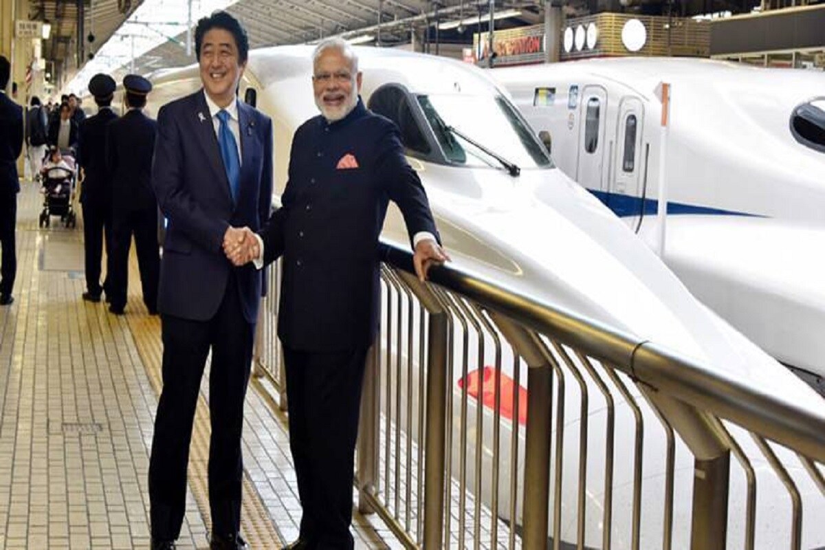વડા પ્રધાન નરેન્દ્ર મોદીએ (PM Narendra modi) સાબરમતી ખાતે સપ્ટેમ્બર 2017માં અમદાવાદ-મુંબઈ વચ્ચે બુલેટ ટ્રેનના પ્રોજેક્ટનો શિલાન્યાસ કર્યો હતો. અમદાવાદ મુંબઈ વચ્ચેનાં મહત્વકાંક્ષી બુલેટ ટ્રેન (Ahmedabad Mumbai Bullet Train) પ્રોજેક્ટની ગુજરાતીઓ આતુરતાથી રાહ જોઇ રહ્યાં છે ત્યારે આ અંગે નિરાશાજનક વાત સામે આવી રહી છે. એક એહવાલ પ્રમાણે, આ પ્રજેક્ટ પૂરો થવામાં વિલંબ થઇ શકે છે. પહેલા આ પ્રોજેક્ટ વર્ષ 2023માં પૂર્ણ થવાનો હતો પરંતુ હવે વધુ પાંચ વર્શ લંબાઇ તેવી શક્યતાઓ છે. વડા પ્રધાન નરેન્દ્ર મોદીએ (PM Narendra modi) સાબરમતી ખાતે સપ્ટેમ્બર 2017માં અમદાવાદ-મુંબઈ વચ્ચે બુલેટ ટ્રેનના પ્રોજેક્ટનો શિલાન્યાસ કર્યો હતો. અમદાવાદ મુંબઈ વચ્ચેનાં મહત્વકાંક્ષી બુલેટ ટ્રેન (Ahmedabad Mumbai Bullet Train) પ્રોજેક્ટની ગુજરાતીઓ આતુરતાથી રાહ જોઇ રહ્યાં છે ત્યારે આ અંગે નિરાશાજનક વાત સામે આવી રહી છે. એક એહવાલ પ્રમાણે, આ પ્રજેક્ટ પૂરો થવામાં વિલંબ થઇ શકે છે. પહેલા આ પ્રોજેક્ટ વર્ષ 2023માં પૂર્ણ થવાનો હતો પરંતુ હવે વધુ પાંચ વર્શ લંબાઇ તેવી શક્યતાઓ છે.