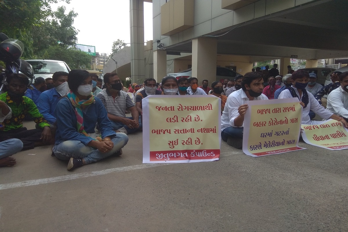 બીજી તરફ દાણીલીમડાની સોસાયટીમાં રેલાતા ડ્રેનેજના પાણીના નિકાલ માટે પણ તંત્રએ કાર્યવાહી શરૂ કરી છે. અમદાવાદમાં હાલ ભલે વરસાદે વિરામ લીધો હોય પરંતુ કેટલીક કેમિકલ કપનીઓનું કૌભાંડ વરસાદની આડમાં સામે આવતું જોવા મળ્યું છે. ખાસ કરીને બહેરામપુરા વિસ્તાર હોય કે સરસપુર વિસ્તાર હોય કે પછી જશોદા નગર વિસ્તાર હોય. અહીં કેમિકલ કંપનીઓ અવારનવાર કેમિકલના પાણી સ્ટ્રોમ વોટર લાઈન સાથે ડ્રેનેજ લાઈન સાથે જોડી દઈને કેમિકલના પાણી છોડવાનું કૌભાંડ ચાલી રહ્યું છે. બીજી તરફ દાણીલીમડાની સોસાયટીમાં રેલાતા ડ્રેનેજના પાણીના નિકાલ માટે પણ તંત્રએ કાર્યવાહી શરૂ કરી છે. અમદાવાદમાં હાલ ભલે વરસાદે વિરામ લીધો હોય પરંતુ કેટલીક કેમિકલ કપનીઓનું કૌભાંડ વરસાદની આડમાં સામે આવતું જોવા મળ્યું છે. ખાસ કરીને બહેરામપુરા વિસ્તાર હોય કે સરસપુર વિસ્તાર હોય કે પછી જશોદા નગર વિસ્તાર હોય. અહીં કેમિકલ કંપનીઓ અવારનવાર કેમિકલના પાણી સ્ટ્રોમ વોટર લાઈન સાથે ડ્રેનેજ લાઈન સાથે જોડી દઈને કેમિકલના પાણી છોડવાનું કૌભાંડ ચાલી રહ્યું છે.