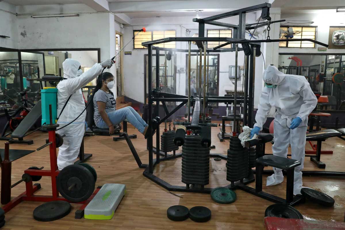 આ દરમિયાન સુરતમાં 24 કલાકમાં 277, અદાવાદમાં 172, જામનગરમાં 123, રાજકોટમાં 141, વડોદરામાં 129, અમરેલીમાં 30, પંચમહાલમાં 29, મોરબીમાં 28, ભાવનગરમાં 38, ગાંધીનગરમાં 43, બનાસકાંઠામાં 24, કચ્છમાં અને મહીસાગરમાં 19-19 કેસ નોંધાયા છે. (પ્રતીકાત્મક તસવીર) આ દરમિયાન સુરતમાં 24 કલાકમાં 277, અદાવાદમાં 172, જામનગરમાં 123, રાજકોટમાં 141, વડોદરામાં 129, અમરેલીમાં 30, પંચમહાલમાં 29, મોરબીમાં 28, ભાવનગરમાં 38, ગાંધીનગરમાં 43, બનાસકાંઠામાં 24, કચ્છમાં અને મહીસાગરમાં 19-19 કેસ નોંધાયા છે. (પ્રતીકાત્મક તસવીર)