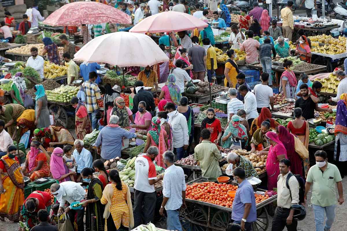 નવી દિલ્હીઃ ભારત (India)માં છેલ્લા ચોવીસ કલાકમાં કોરોના વાયરસ (Coronavirus)ના નવા કેસોમાં આંશિકા ઘટાડો નોંધાયો છે અને તે આંક 90 હજારની નીચે રહ્યો છે. ચોવીસ કલાકમાં કોવિડ-19 ટેસ્ટિંગની પણ સંખ્યા ઓછી હોવાના કારણે આંકડામાં ઘટાડો આવ્યો હોઈ શકે છે. કેન્દ્રીય સ્વાસ્થ્ય વિભાગ દ્વારા જાહેર કરવામાં આવેલા આંકડાઓ મુજબ, છેલ્લા 24 કલાકમાં 86,961 નવા પોઝિટિવ કેસો નોંધાયા છે. આ ઉપરાંત કોવિડ-19 (COVID-19)ના કારણે 1,130 દર્દીઓએ પોતાના જીવ ગુમાવ્યા છે. દેશમાં હવે કુલ સંક્રમિતોની સંખ્યા વધીને 54,87,581 થઈ ગઈ છે. (પ્રતીકાત્મક તસવીર) નવી દિલ્હીઃ ભારત (India)માં છેલ્લા ચોવીસ કલાકમાં કોરોના વાયરસ (Coronavirus)ના નવા કેસોમાં આંશિકા ઘટાડો નોંધાયો છે અને તે આંક 90 હજારની નીચે રહ્યો છે. ચોવીસ કલાકમાં કોવિડ-19 ટેસ્ટિંગની પણ સંખ્યા ઓછી હોવાના કારણે આંકડામાં ઘટાડો આવ્યો હોઈ શકે છે. કેન્દ્રીય સ્વાસ્થ્ય વિભાગ દ્વારા જાહેર કરવામાં આવેલા આંકડાઓ મુજબ, છેલ્લા 24 કલાકમાં 86,961 નવા પોઝિટિવ કેસો નોંધાયા છે. આ ઉપરાંત કોવિડ-19 (COVID-19)ના કારણે 1,130 દર્દીઓએ પોતાના જીવ ગુમાવ્યા છે. દેશમાં હવે કુલ સંક્રમિતોની સંખ્યા વધીને 54,87,581 થઈ ગઈ છે. (પ્રતીકાત્મક તસવીર)
