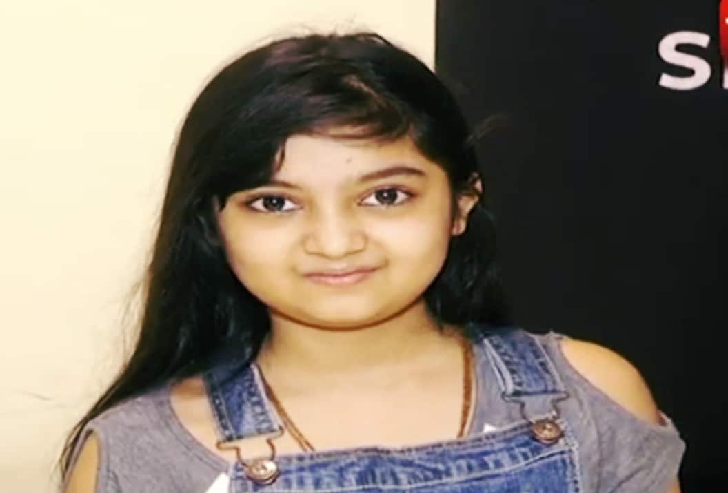 આજે આ દીકરીએ પોતાના વાળ કેન્સર પીડિત મહિલાઓ (surat girl hair donation for cancer vicitms) માટે ડોનેટ કર્યા છે. કીમો થેરાપી અને અન્ય રેડિયેશન ટ્રીટમેન્ટથી કેન્સર પીડિતો પોતાના વાળ ગુમાવી દે છે ત્યારે એવી યુવતીઓ અને મહિલાઓની પડખે ઉભા રહેવા, તેમને કોઈપણ જાતની શરમ નો અનુભવ ન થાય તે માટે છેલ્લા પાંચ વર્ષથી ગુજરાતભરની બહેનો આ અભિયાનમાં જોડાઈને તેમના વાળ વિગ બનાવવા માટે ડોનેટ કરી રહી છે. આજે સુરતની 10 વર્ષની દીકરી દેવના પણ અભિયાનનો જ એક ભાગ બની હતી. આજે આ દીકરીએ પોતાના વાળ કેન્સર પીડિત મહિલાઓ (surat girl hair donation for cancer vicitms) માટે ડોનેટ કર્યા છે. કીમો થેરાપી અને અન્ય રેડિયેશન ટ્રીટમેન્ટથી કેન્સર પીડિતો પોતાના વાળ ગુમાવી દે છે ત્યારે એવી યુવતીઓ અને મહિલાઓની પડખે ઉભા રહેવા, તેમને કોઈપણ જાતની શરમ નો અનુભવ ન થાય તે માટે છેલ્લા પાંચ વર્ષથી ગુજરાતભરની બહેનો આ અભિયાનમાં જોડાઈને તેમના વાળ વિગ બનાવવા માટે ડોનેટ કરી રહી છે. આજે સુરતની 10 વર્ષની દીકરી દેવના પણ અભિયાનનો જ એક ભાગ બની હતી.