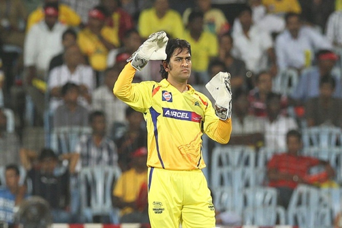 નવી દિલ્હી : આજથી આઈપીએલની 13મી (IPL 2020) સિઝનનો પ્રારંભ થઈ રહ્યો છે. પ્રથમ મેચમાં ચેન્નઈ સુપરકિંગ્સ અને મુંબઈ ઇન્ડિયન્સ (CSK Vs MI)વચ્ચે મુકાબલો થશે. ધોની (MS Dhoni) એક વર્ષ પછી મેદાનમાં વાપસી કરી રહ્યો છે જેના કારણે બધાની નજર તેના પર છે. 12 વર્ષ આઈપીએલમાં ધોનીએ દરેક મોરચે ધમાલ મચાવી છે. દુનિયાના સૌથી મોટા મેચ ફિનિશરથી લઈને સફળ કેપ્ટન સુધી. આજે આઈપીએલમાં ધોનીના 7 દમદાર રેકોર્ડ વિશે જણાવી રહ્યા છીએ. નવી દિલ્હી : આજથી આઈપીએલની 13મી (IPL 2020) સિઝનનો પ્રારંભ થઈ રહ્યો છે. પ્રથમ મેચમાં ચેન્નઈ સુપરકિંગ્સ અને મુંબઈ ઇન્ડિયન્સ (CSK Vs MI)વચ્ચે મુકાબલો થશે. ધોની (MS Dhoni) એક વર્ષ પછી મેદાનમાં વાપસી કરી રહ્યો છે જેના કારણે બધાની નજર તેના પર છે. 12 વર્ષ આઈપીએલમાં ધોનીએ દરેક મોરચે ધમાલ મચાવી છે. દુનિયાના સૌથી મોટા મેચ ફિનિશરથી લઈને સફળ કેપ્ટન સુધી. આજે આઈપીએલમાં ધોનીના 7 દમદાર રેકોર્ડ વિશે જણાવી રહ્યા છીએ.