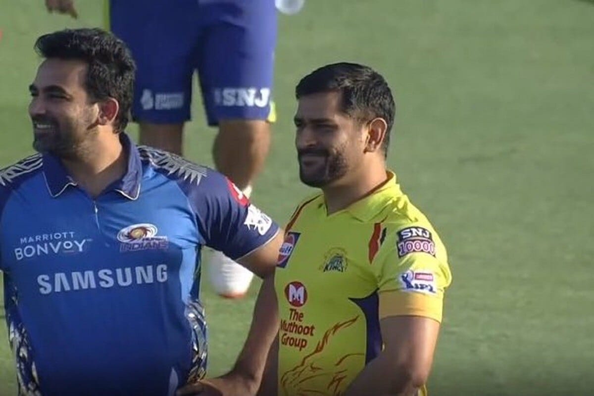 નવી દિલ્હી : આઈપીએલની 2020ની (IPL 2020) પ્રથમ મેચ એમએસ ધોની (MS Dhoni)માટે ઘણી ખાસ હતી. કારણ કે ધોની 437 દિવસ પછી પ્રોફેશનલ ક્રિકેટમાં રમવા મેદાનમાં ઉતર્યો છે. ધોની મેદાનમાં ઉતરતાની સાથએ જ પુરી રીતે સોશિયલ મીડિયામાં છવાઇ ગયો હતો. માહી આ મેચમાં અલગ અંદાજમાં જોવા મળ્યો હતો. નવી દિલ્હી : આઈપીએલની 2020ની (IPL 2020) પ્રથમ મેચ એમએસ ધોની (MS Dhoni)માટે ઘણી ખાસ હતી. કારણ કે ધોની 437 દિવસ પછી પ્રોફેશનલ ક્રિકેટમાં રમવા મેદાનમાં ઉતર્યો છે. ધોની મેદાનમાં ઉતરતાની સાથએ જ પુરી રીતે સોશિયલ મીડિયામાં છવાઇ ગયો હતો. માહી આ મેચમાં અલગ અંદાજમાં જોવા મળ્યો હતો.