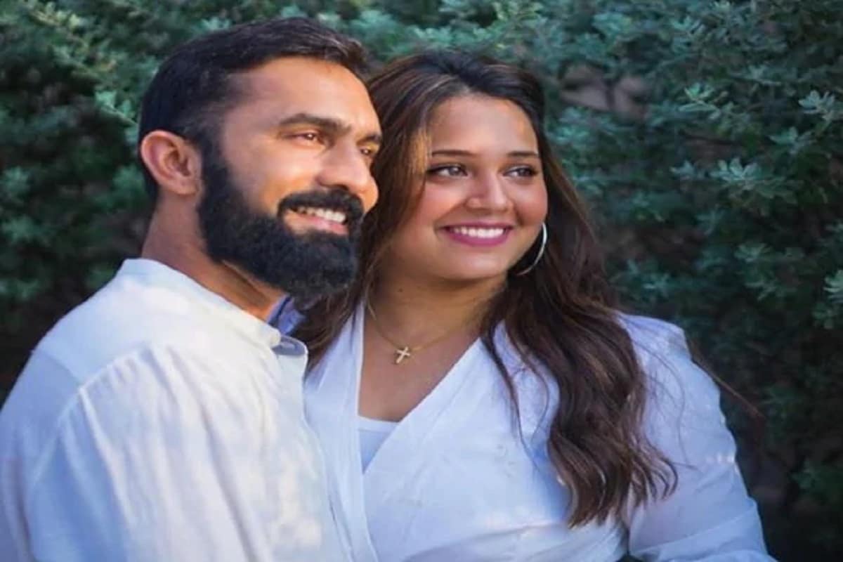 દિનેશ કાર્તિક અને દીપિકા પલ્લિકલ વિશે કહેવામાં આવે છે કે બંનેની મુલાકાત એક જિમમાં થઈ હતી. દિનેશે પ્રથમ વખત જ મેસેજ કરીને દીપિકાને સીધા ડિનર માટે પૂછ્યું હતું. જોકે શરૂમાં તો તેણે દિનેશ કાર્તિકને ઘણો ટાળવાનો પ્રયત્ન કર્યો હતો. દિનેશ કાર્તિક અને દીપિકા પલ્લિકલ વિશે કહેવામાં આવે છે કે બંનેની મુલાકાત એક જિમમાં થઈ હતી. દિનેશે પ્રથમ વખત જ મેસેજ કરીને દીપિકાને સીધા ડિનર માટે પૂછ્યું હતું. જોકે શરૂમાં તો તેણે દિનેશ કાર્તિકને ઘણો ટાળવાનો પ્રયત્ન કર્યો હતો.