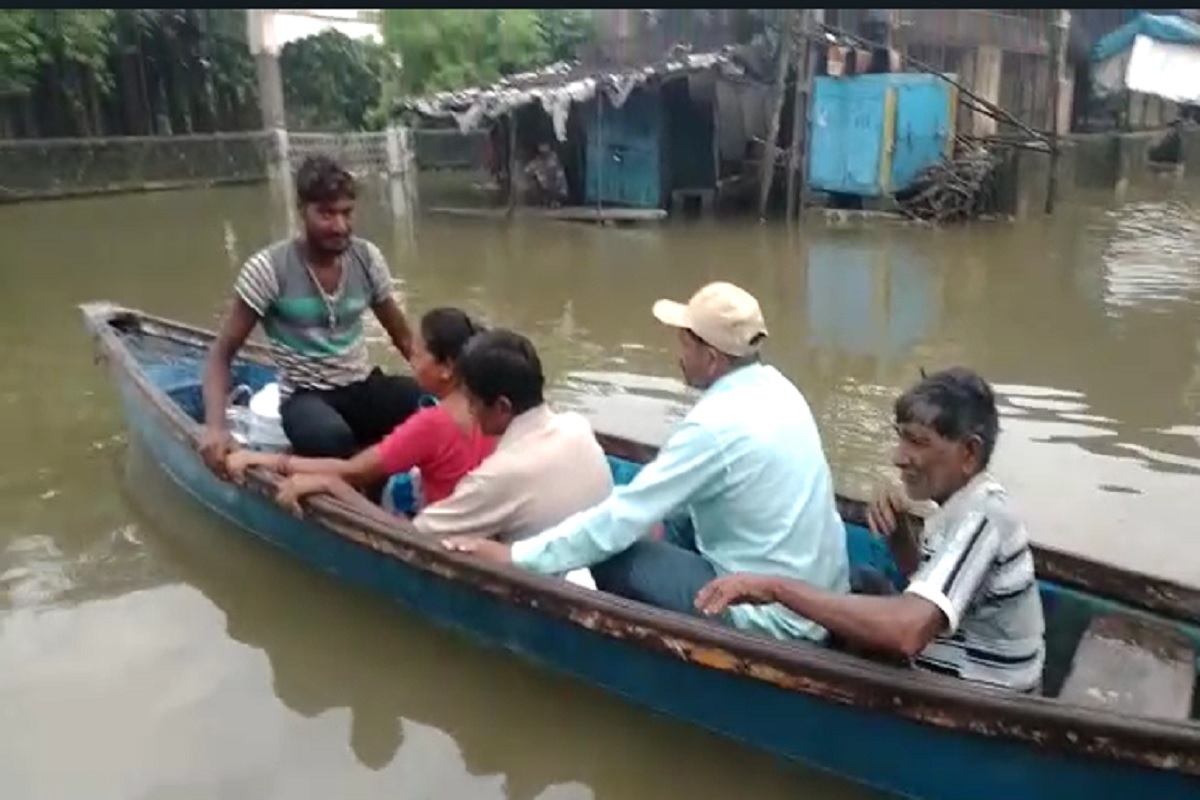  રાજ્યમાં (Gujarat) ફરી એકનાર વરસાદનો (Monsoon) નવો રાઉન્ડ વરસી રહ્યો છે. ત્યારે હજી હવામાન વિભાગની આગાહી (rain forecast) પ્રમાણે, રાજ્યમાં પાચં દિવસ મધ્યમથી ભાર વરસાદની આગાહી કરવામાં આવી છે. ત્યારે વર્તુ 2 ડેમના કાલે ફરીવાર દરવાજા ખોલાતા દ્વારકાનાં જામરાવલ (Jamraval) ગામમાં પાણી ફરી વળ્યા છે. જેના કારણે લોકોને ગામની અંદર હોડીમાં બેસીને અવરજવર કરવા મજબૂર બન્યા છે. આ વરસાદની સીઝનમાં જામરાવલમાં કુલ 8 વાર પાણી ગામમાં આવી જતા આઠ વખત ગામ બેટમાં ફેરવાઇ ગયુ છે. જેના કારણે ગામ લોકોને ભારે હાલાકીનો સામનો કરવો પડી રહ્યો છે.